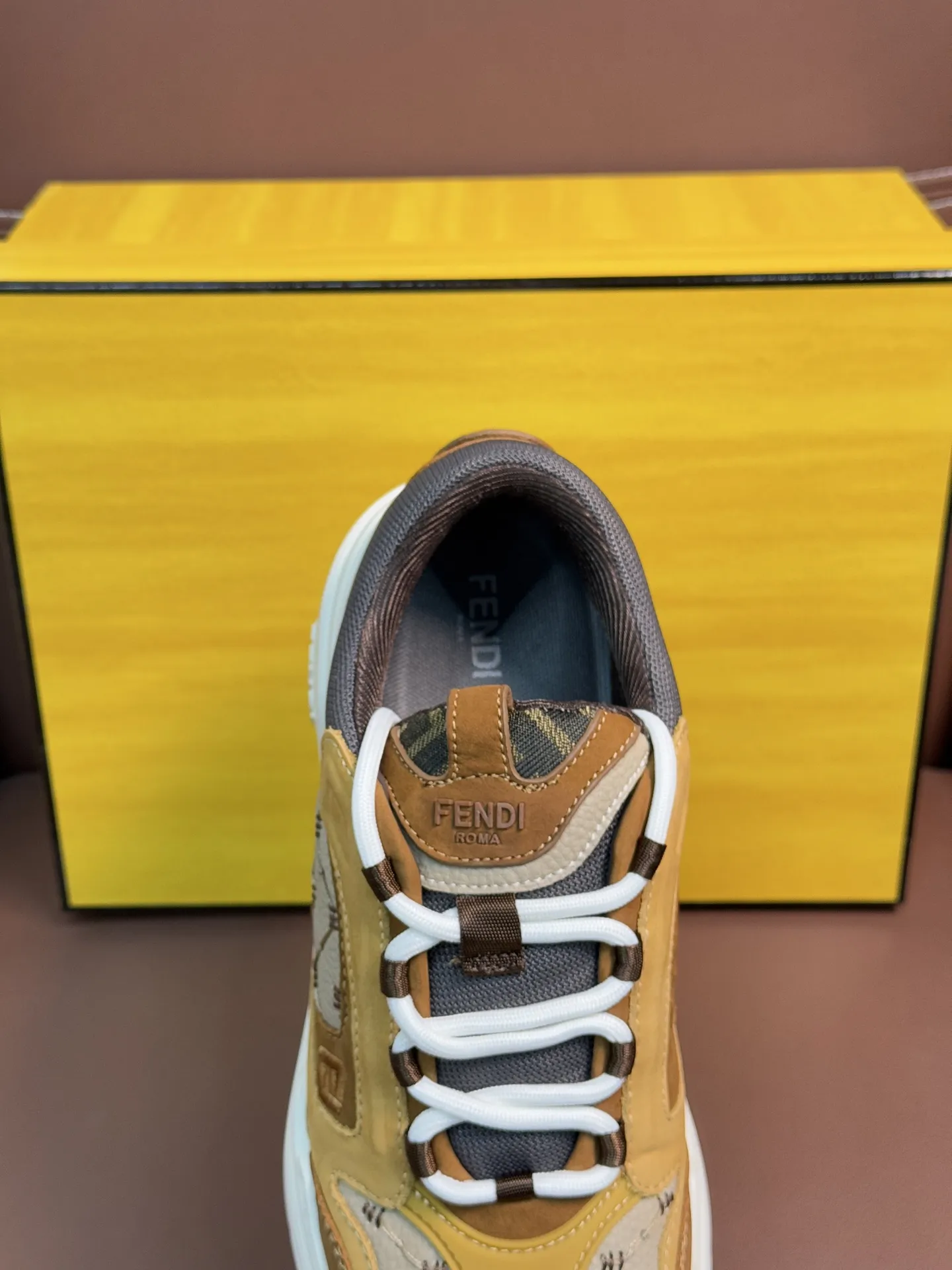 💰400【FENDI】芬迪 -高端品质 原单QQQ休闲运动鞋 -鞋面： 細纳帕小牛皮、荔纹小牛皮、鞋舌 后跟；注塑品牌logo塑胶模 -内里：品牌帆布 -大底：超轻TPR发泡&bull;橡胶；成型大底 -超高品控&bull;做工精细：凸显（高端&bull;贵气&bull;档次） -Size:39-44（38，45，可订做）