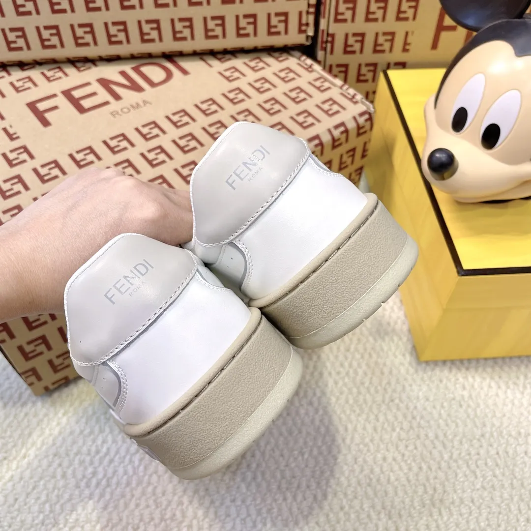 最新色系！💰320 最新版面 情侣款 Fendi芬迪2025新色系列板鞋休闲鞋 FD match 系带运动鞋 升级新款 拼接鞋面 新鲜血液注入加FF复古的设计 超好看百搭 鞋面牛皮面拼接组合 饰有小穿孔 侧面凸起的双F logo内里采用透气布里 轻便 舒适百搭 原版TPu大底 码数，女款35-40 / 男款39-44