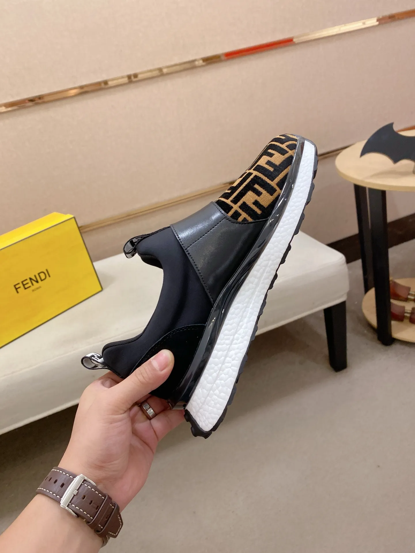 工厂价 231💰（fendi芬迪） 新款高帮👊🏻鞋面🇮🇹进口牛皮面料 🇩🇪内里进口透气网布内里 。原版大底开模，每一位男士的身份衬托，上脚大气稳重🚶🏻🚶🏻高端定制专柜原版复刻📯不管风吹雨打鞋楦不变，经得起时间的验证🔍️，🔵 码数：38-44