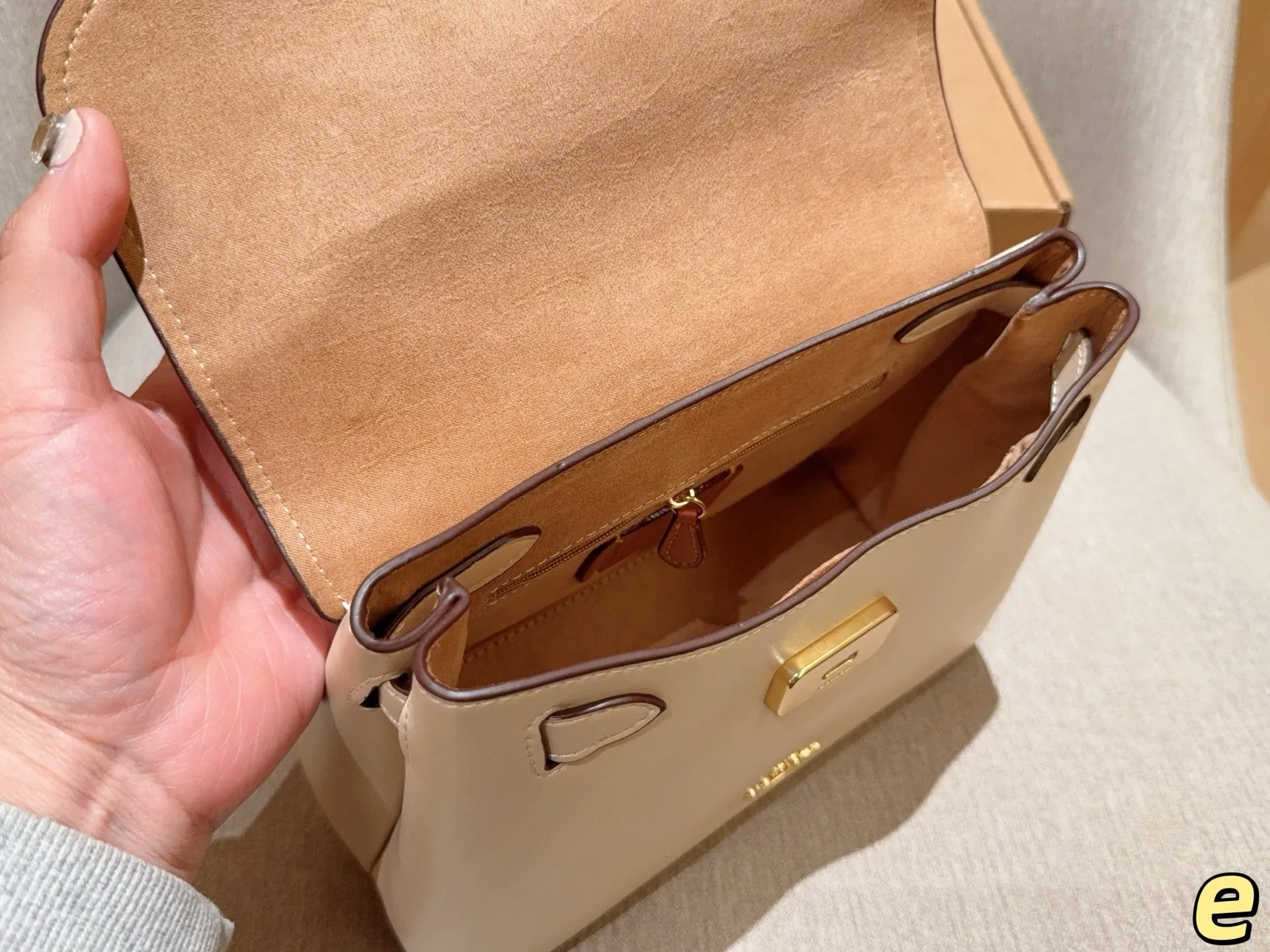 💰170 coach蔻驰 新款Emory手提包!翻盖暗锁设计配有长肩带,可手拎单肩斜挎! 尺寸23×18×9 礼盒包装🎁