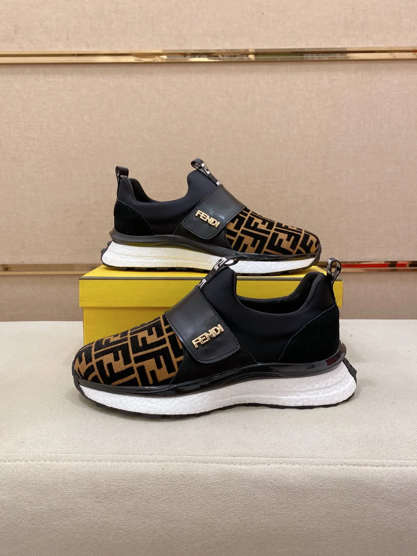 工厂价 231💰(fendi芬迪) 新款高帮👊🏻鞋面🇮🇹进口牛皮面料 🇩🇪内里进口透气网布内里 。原版大底开模,每一位男士的身份衬托,上脚大气稳重🚶🏻🚶🏻高端定制专柜原版复刻📯不管风吹雨打鞋楦不变,经得起时间的验证🔍️,🔵 码数:38-44