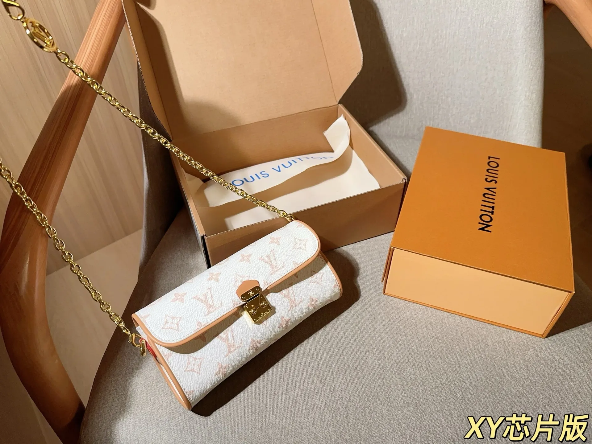 💰130 芯片版 Lv路易威登 新品pochette camille沙丘色链条斜挎包~ 尺寸:20cm 礼盒包装🎁