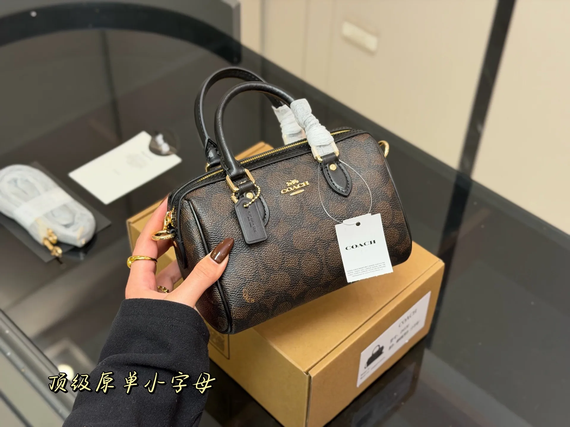 &yen;175 （全套包装） size：18*12cm 蔻驰 迷你枕头包/新品 超级可爱的迷你波士顿 经典的小号的 Size 小小的身体，大大的容量！ 渠道货很难得哦！ 搜索🔍coach 枕头包