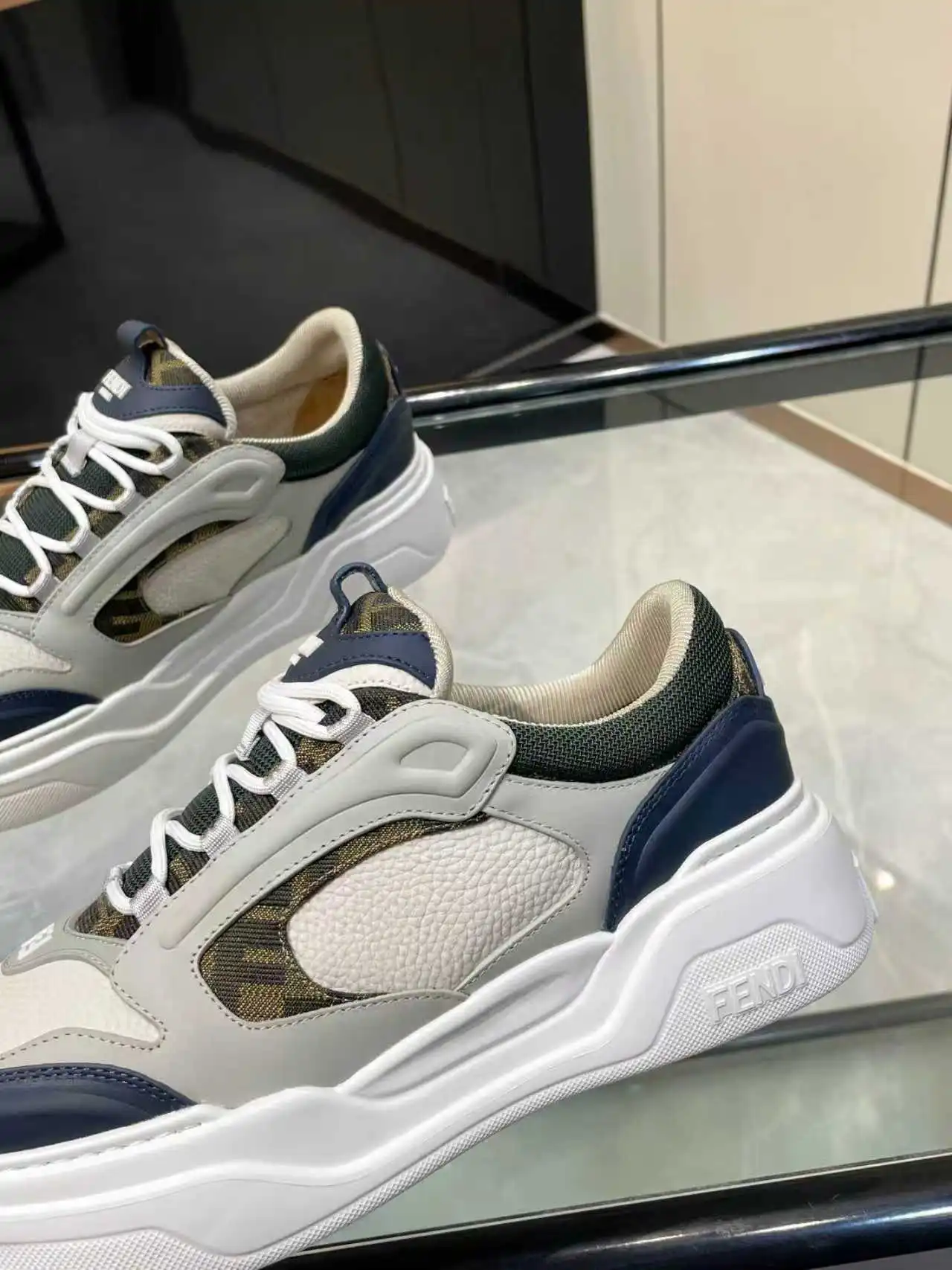 P320顶级版本高端品质 【 FENDI】芬迪🔍🔍🔍休闲运动鞋 -鞋面:🔝纳帕小牛皮、荔纹小牛皮、鞋舌.后跟;注塑品牌logo塑胶模块 -内里:品牌帆布 -大底:超轻TPR发泡·橡胶;成型大底 -超高品控·做工精细:凸显(高端·贵气·档次) -Size :39-44(38,45,可订做)