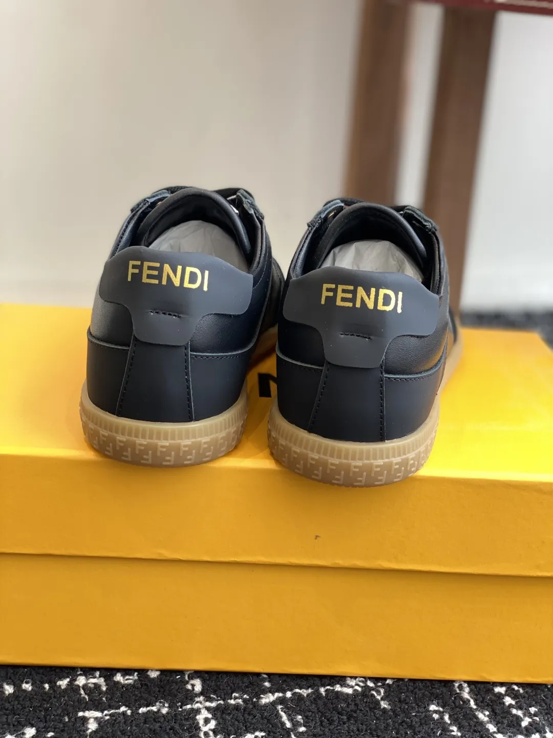 代购级💰250 Fendi芬迪 25ss 春夏新款 德训鞋 原版购入开发 做货 设计师Kim Jones打造的首款运动鞋fendi match 和LV驴牌的Trainer篮球运动鞋 鞋型差不多 添加了FF复古的设计 鞋面采用麂皮和皮革拼接组合 侧面凸起的双F logo内里采用毛巾绒里 上脚超级柔软 轻便 舒适搭配卫衣 少年感满满 鞋面：原版定制进口牛皮/牛仔布内里垫脚：进口定制羊皮 鞋底：橡胶大底 Size：#35-41（40 定做不退换）