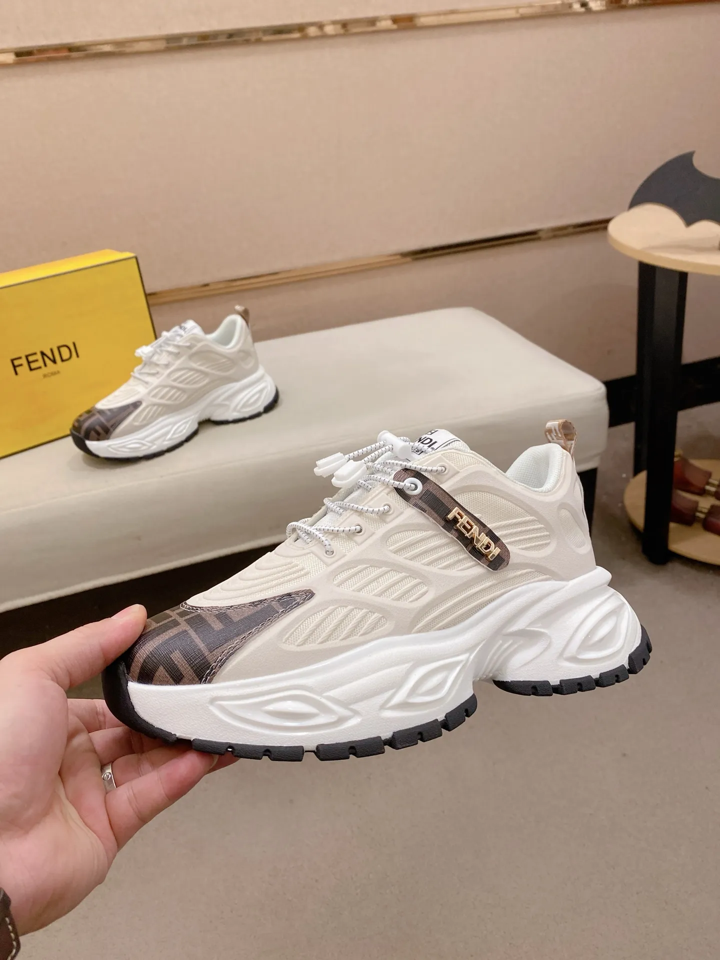 工厂价 231💰（fendi芬迪） 新款高帮👊🏻鞋面🇮🇹进口牛皮面料 🇩🇪内里进口透气网布内里 。原版大底开模，每一位男士的身份衬托，上脚大气稳重🚶🏻🚶🏻高端定制专柜原版复刻📯不管风吹雨打鞋楦不变，经得起时间的验证🔍️，🔵 码数：38-44