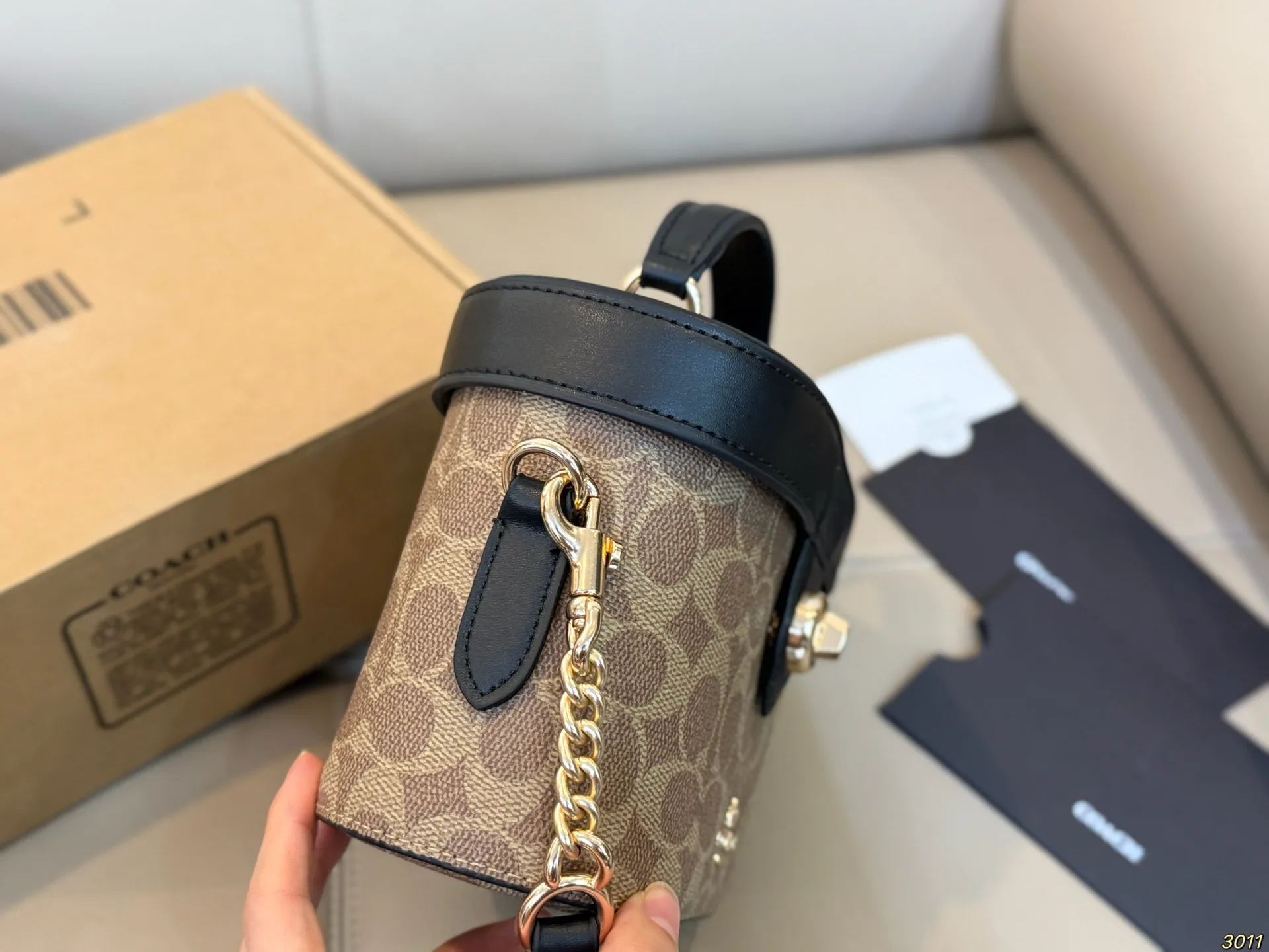 &yen;155飞机盒 COACH蔻驰原单小箱子～化妆箱 复古系列-百搭神器 原单面料 皮质超级柔软 手感超好 大容量 颜色刚刚好 又精致尺寸：19 14