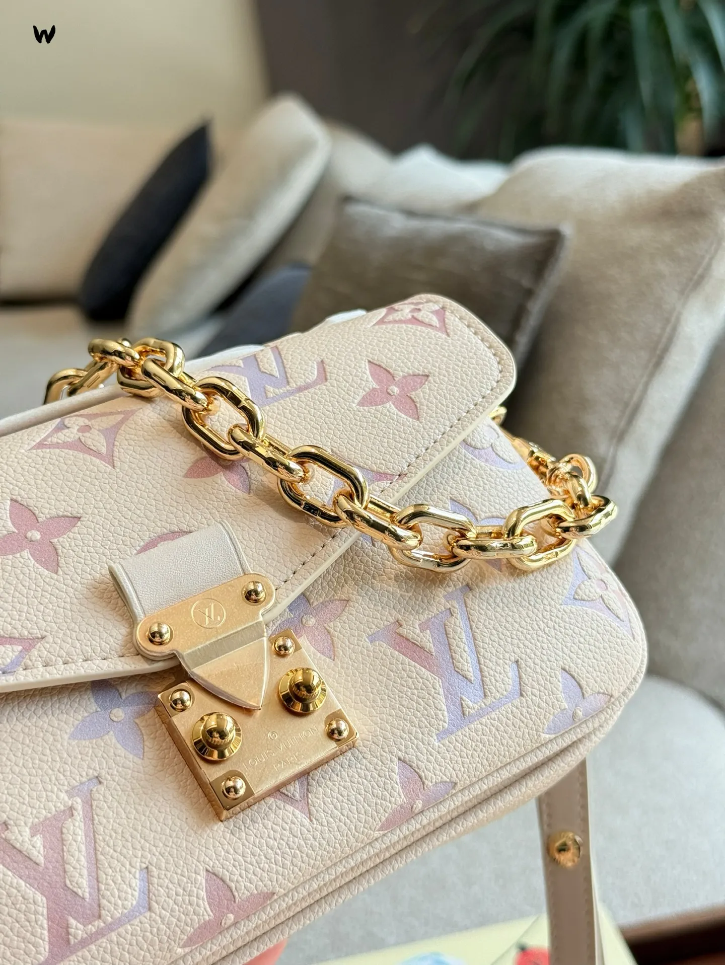 彩虹炫彩系列p200 LV,那可是时尚界响当当的名字,它家的包包就像拥有魔法一样,让人欲罢不能盘。每一款LV包包都凝聚着精湛工艺与独特设计,从经典的Monogram图案,到各种别出心裁的创意款式,简直是时尚宝藏库。 经典的邮差系列,小巧玲珑又实用百搭,无论是日常出街还是短途旅行,往身上一背,瞬间提升气质,走路都带风