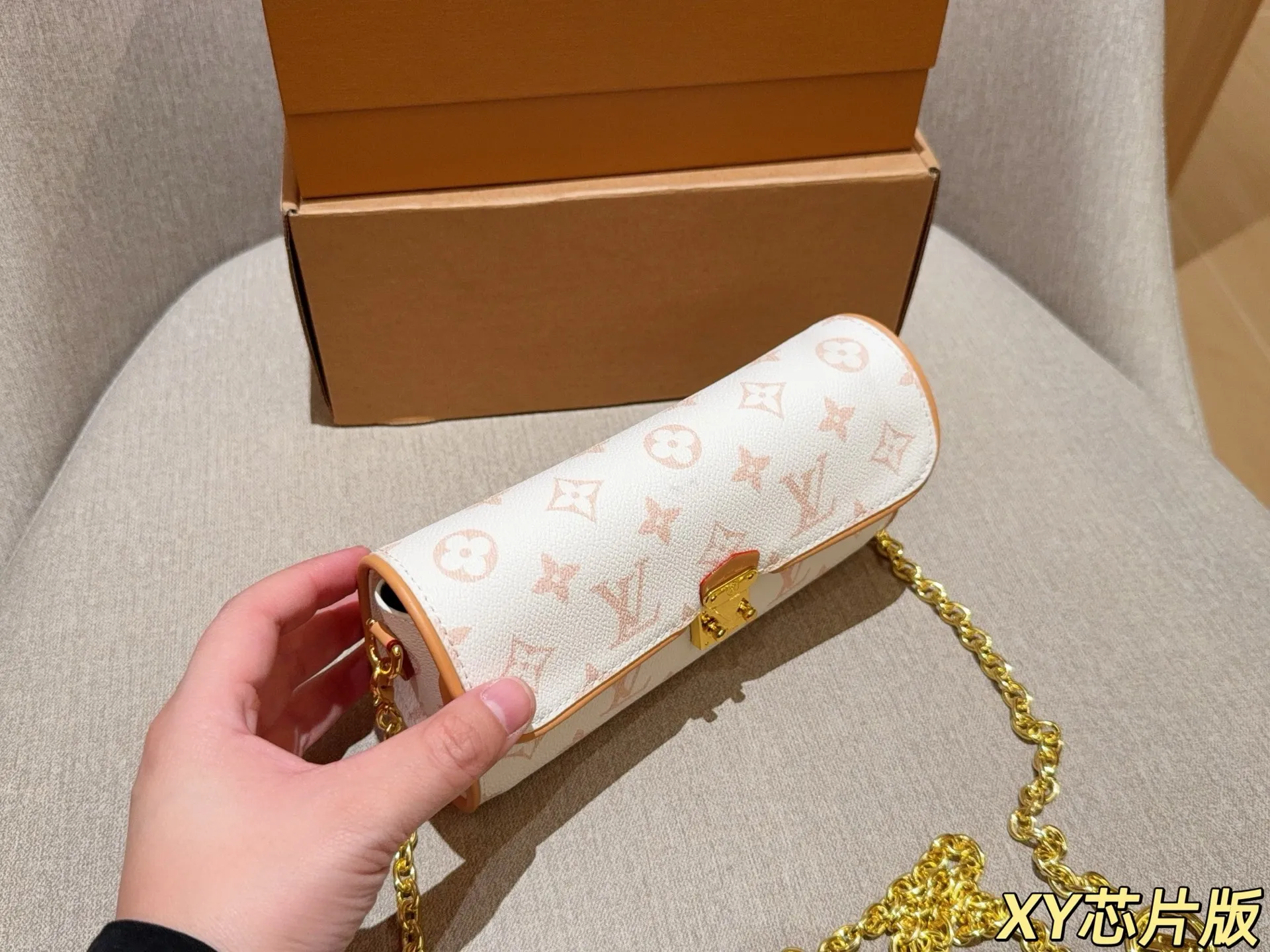 💰130 芯片版 Lv路易威登 新品pochette camille沙丘色链条斜挎包～ 尺寸：20cm 礼盒包装🎁