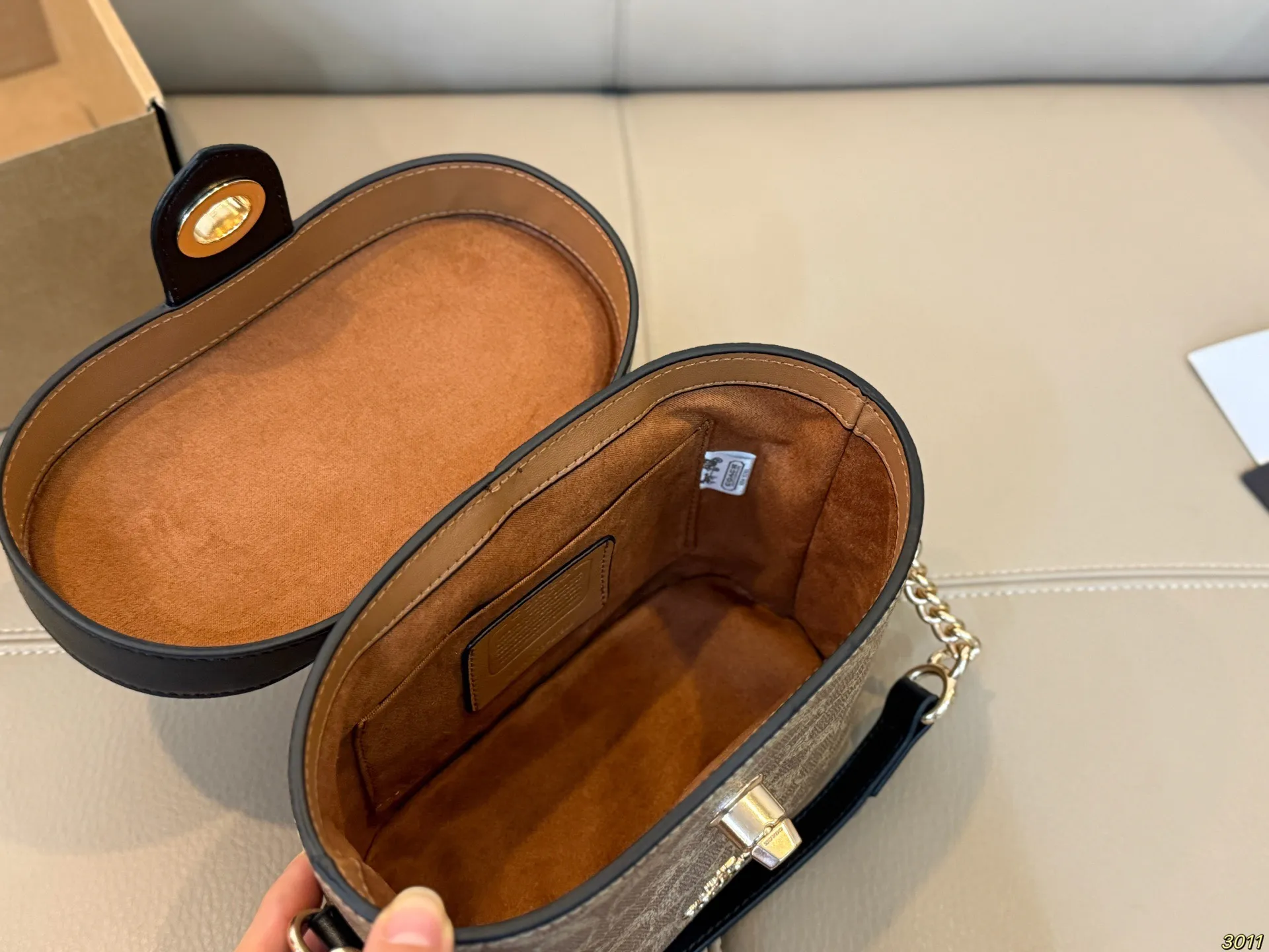 &yen;155飞机盒 COACH蔻驰原单小箱子～化妆箱 复古系列-百搭神器 原单面料 皮质超级柔软 手感超好 大容量 颜色刚刚好 又精致尺寸：19 14