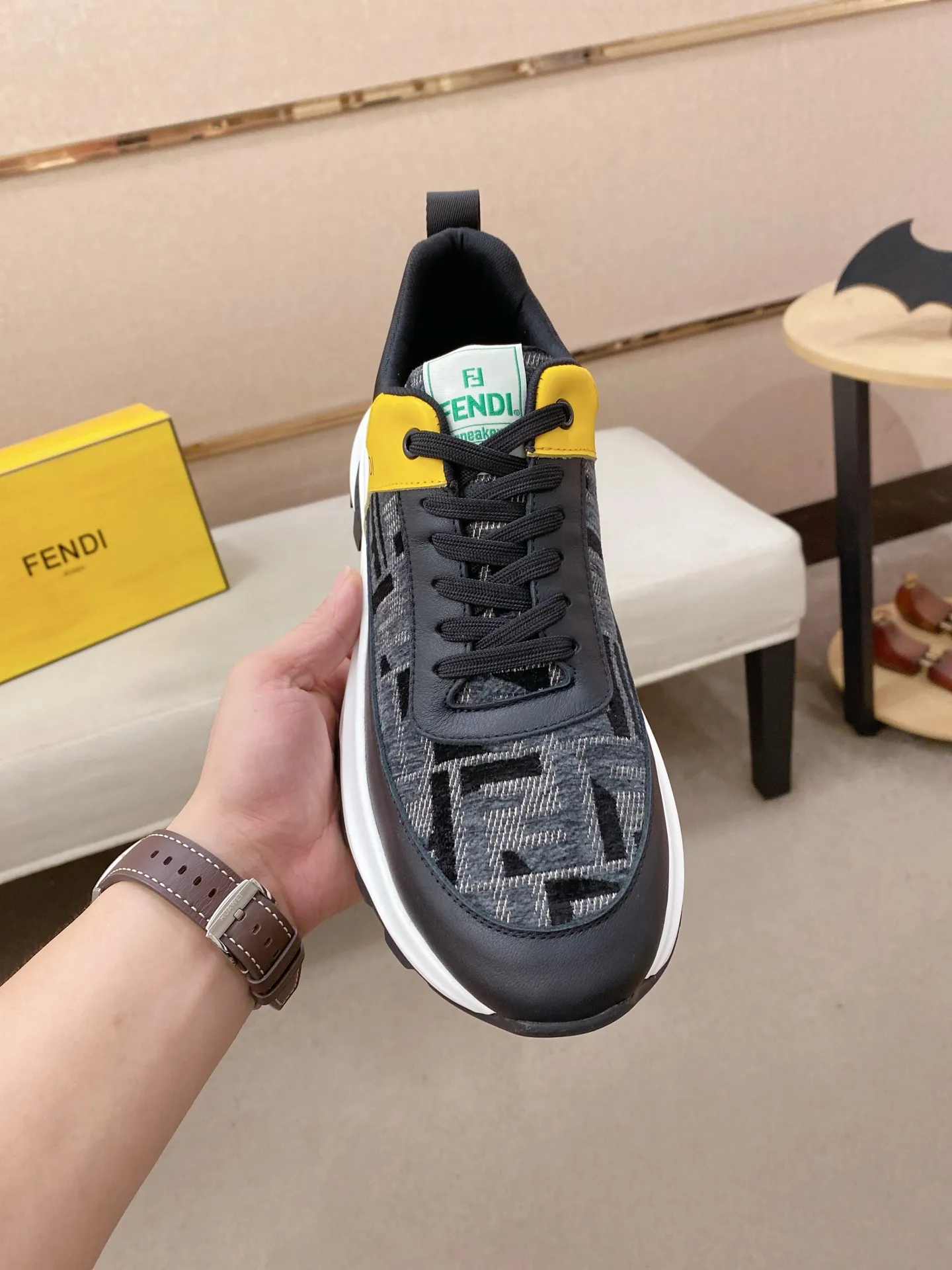 工厂价 231💰 （fendi芬迪） 新款👊🏻鞋面🇮🇹进口牛皮面料 🇩🇪内里进口羊皮内里 。原版大底开模，每一位男士的身份衬托，上脚大气稳重🚶🏻🚶🏻高端定制专柜原版复刻📯不管风吹雨打鞋楦不变，经得起时间的验证🔍️，🔵 码数：38-44