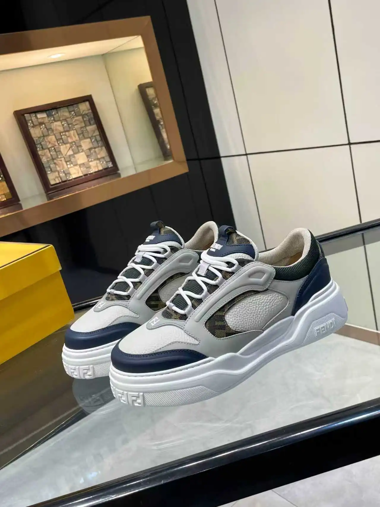 P320顶级版本高端品质 【 FENDI】芬迪🔍🔍🔍休闲运动鞋 -鞋面：🔝纳帕小牛皮、荔纹小牛皮、鞋舌.后跟；注塑品牌logo塑胶模块 -内里：品牌帆布 -大底：超轻TPR发泡&middot;橡胶；成型大底 -超高品控&middot;做工精细：凸显(高端&middot;贵气&middot;档次) -Size ：39-44（38，45，可订做）
