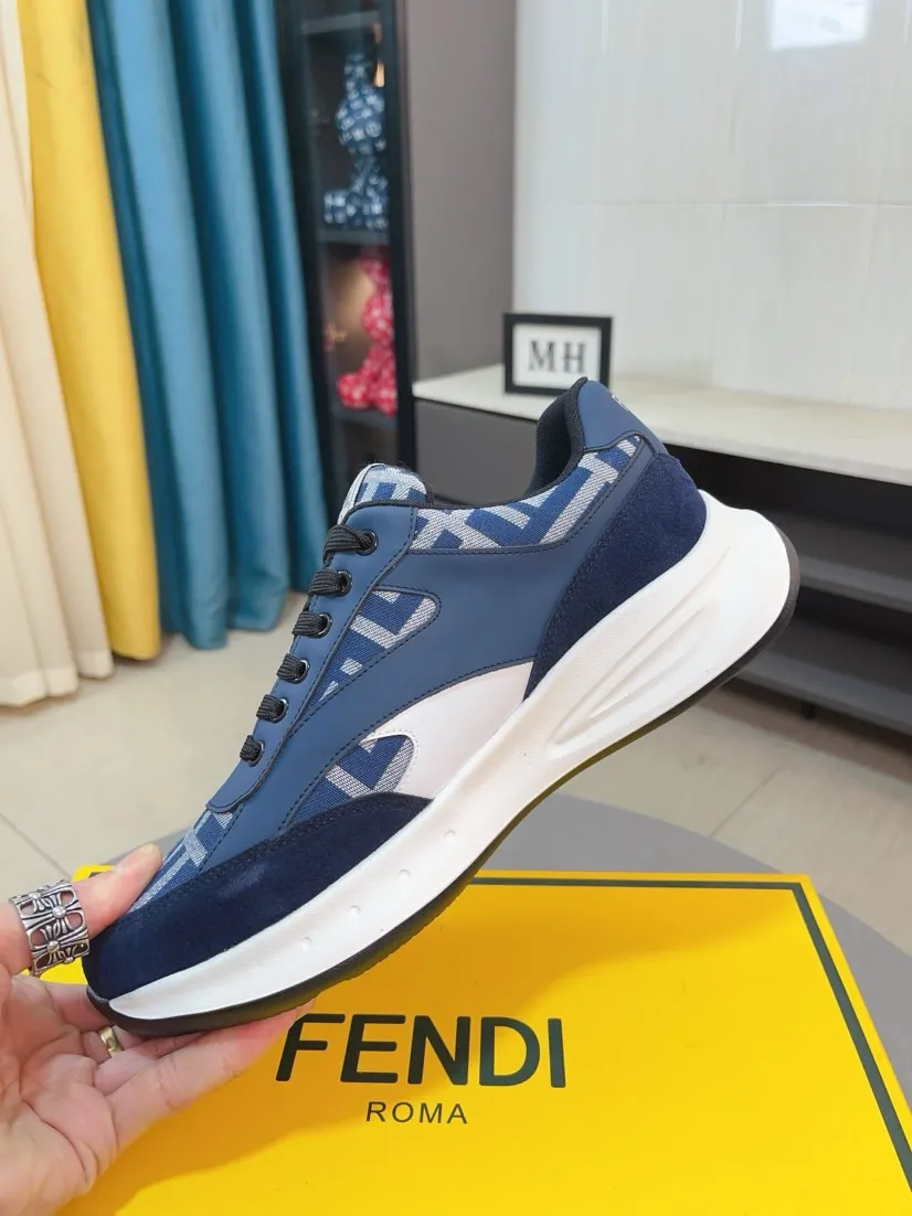 出厂价220🌹🌹【FENDI】爆卖款官网全球首发🔝男鞋高端品牌 官网最新款系列：鞋面采用进口牛皮搭配专供面料打造➕网布透气内里。让行走更加便捷舒适！与官方的质量相比美的1：1复刻。打造时尚个性衬托你的与众不同！潮男必备!经典款。男码：38-44。