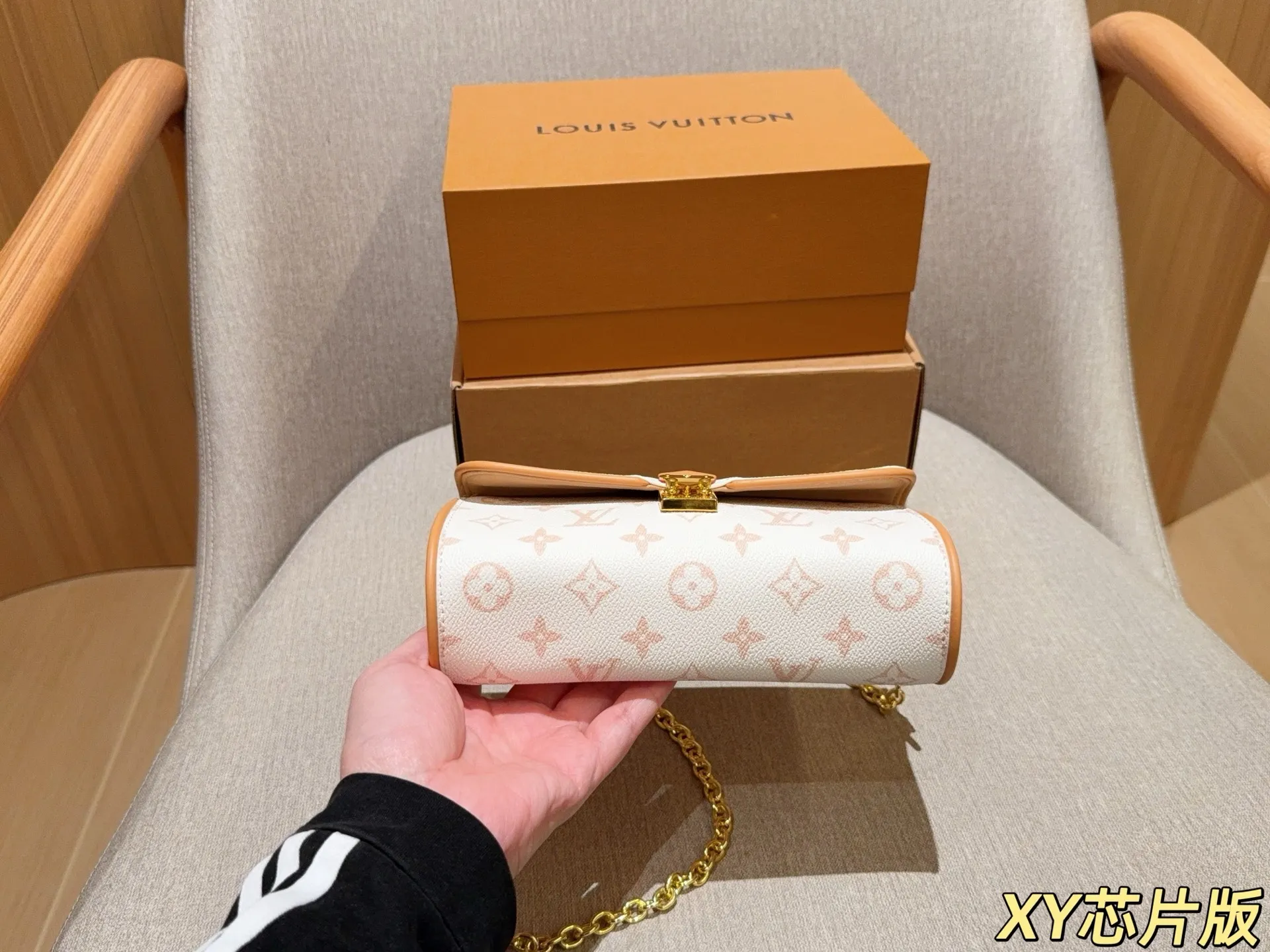 💰130 芯片版 Lv路易威登 新品pochette camille沙丘色链条斜挎包～ 尺寸：20cm 礼盒包装🎁