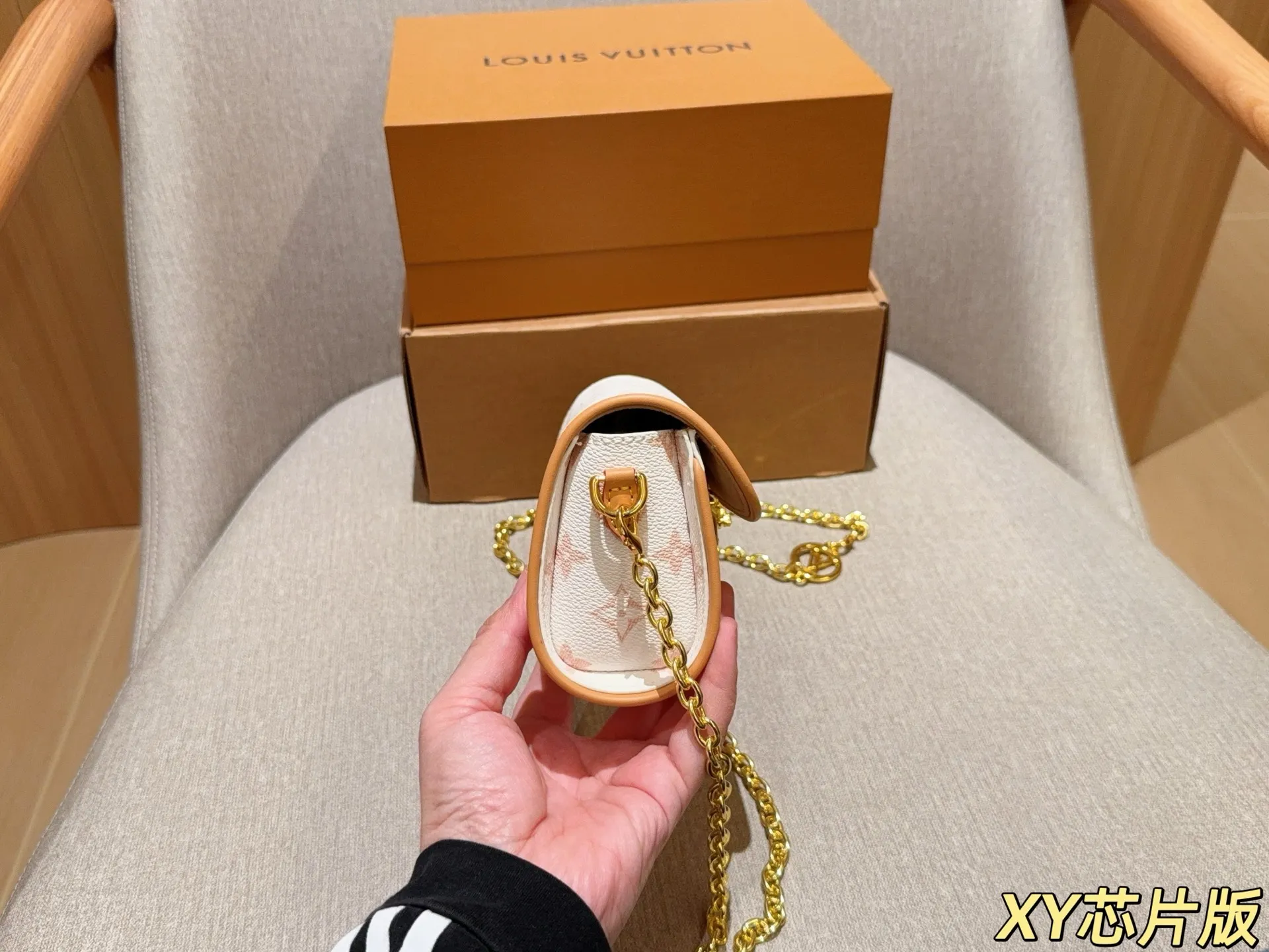 💰130 芯片版 Lv路易威登 新品pochette camille沙丘色链条斜挎包～ 尺寸：20cm 礼盒包装🎁