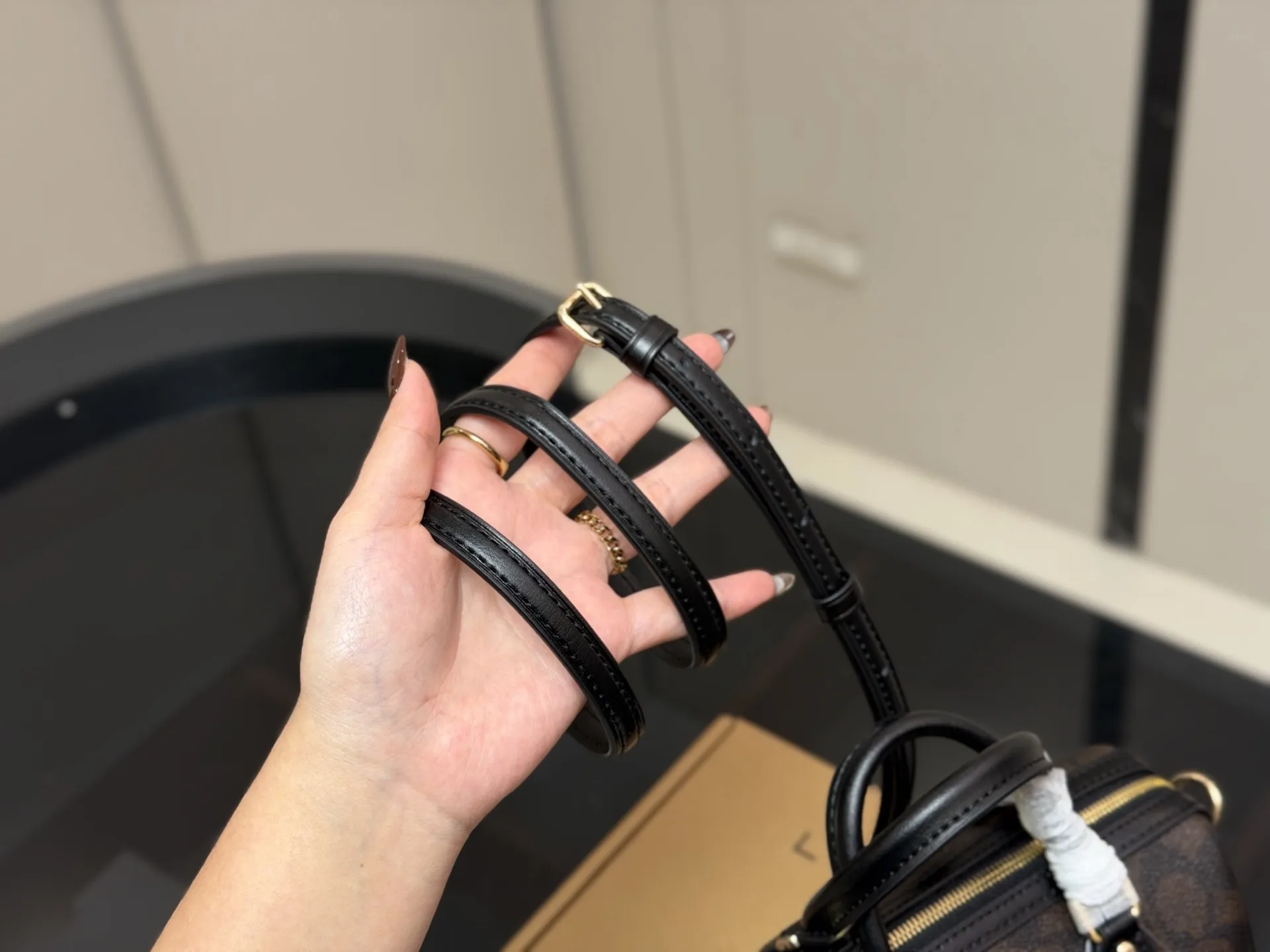 &yen;175 （全套包装） size：18*12cm 蔻驰 迷你枕头包/新品 超级可爱的迷你波士顿 经典的小号的 Size 小小的身体，大大的容量！ 渠道货很难得哦！ 搜索🔍coach 枕头包