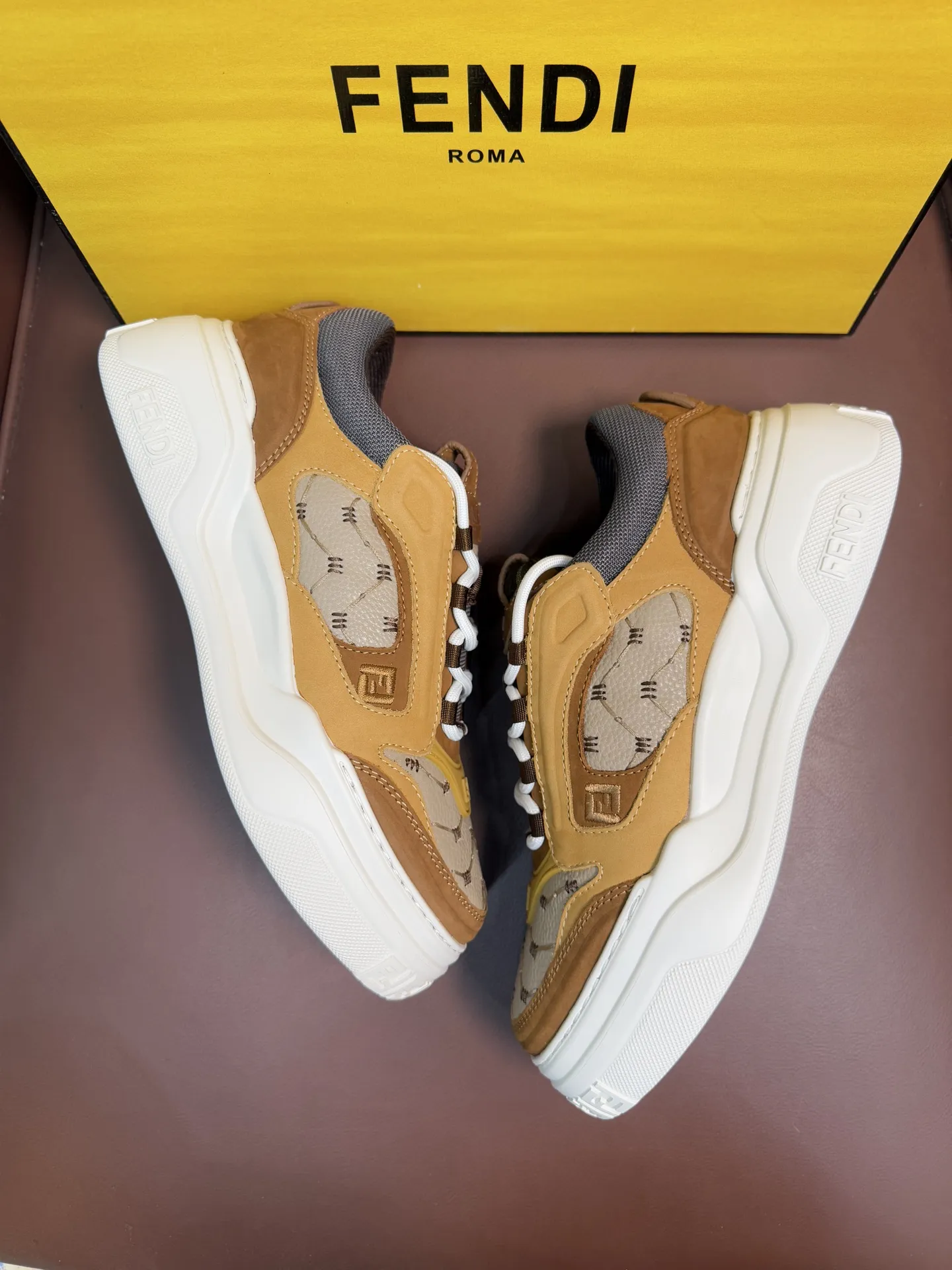 💰400【FENDI】芬迪 -高端品质 原单QQQ休闲运动鞋 -鞋面: 細纳帕小牛皮、荔纹小牛皮、鞋舌 后跟;注塑品牌logo塑胶模 -内里:品牌帆布 -大底:超轻TPR发泡•橡胶;成型大底 -超高品控•做工精细:凸显(高端•贵气•档次) -Size:39-44(38,45,可订做)