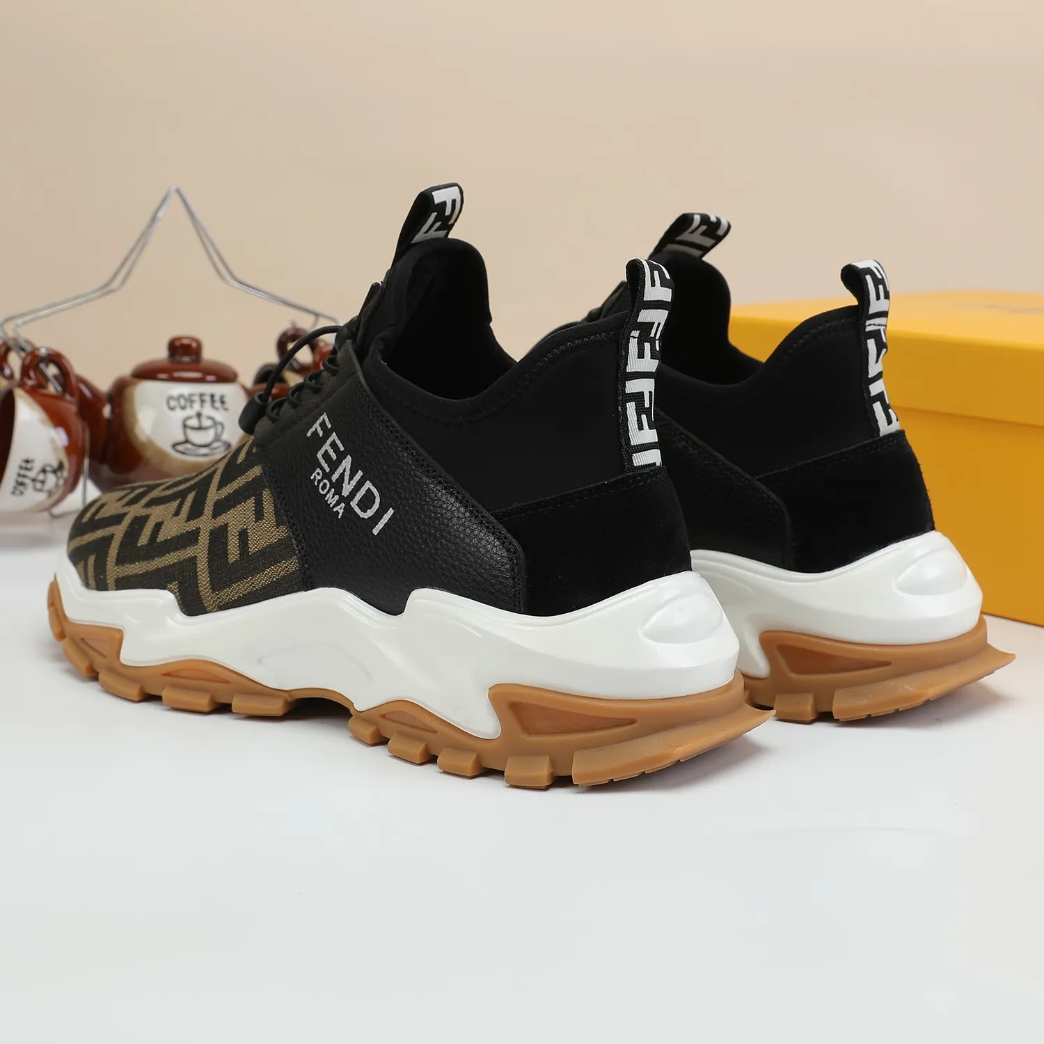 工厂批200💰全高档羊里 请认准高质量👍最新款FENDI芬迪👍 官网全球首发🔥 💋👟品牌芬迪 玫瑰](高端货) 💋👟级别：原版，[强] 💋👟材质：意大利原版头层色彩小牛皮配欧洲顶级羊皮内里👍 💋👟码数：38-45[胜利] 💋👟工艺：原版工艺[拳头] 💋👟颜色：二色 ，[爱心] 💋👟款式：最新款 🎉 💋👟供应：长期供货,永不继货[嘴唇]