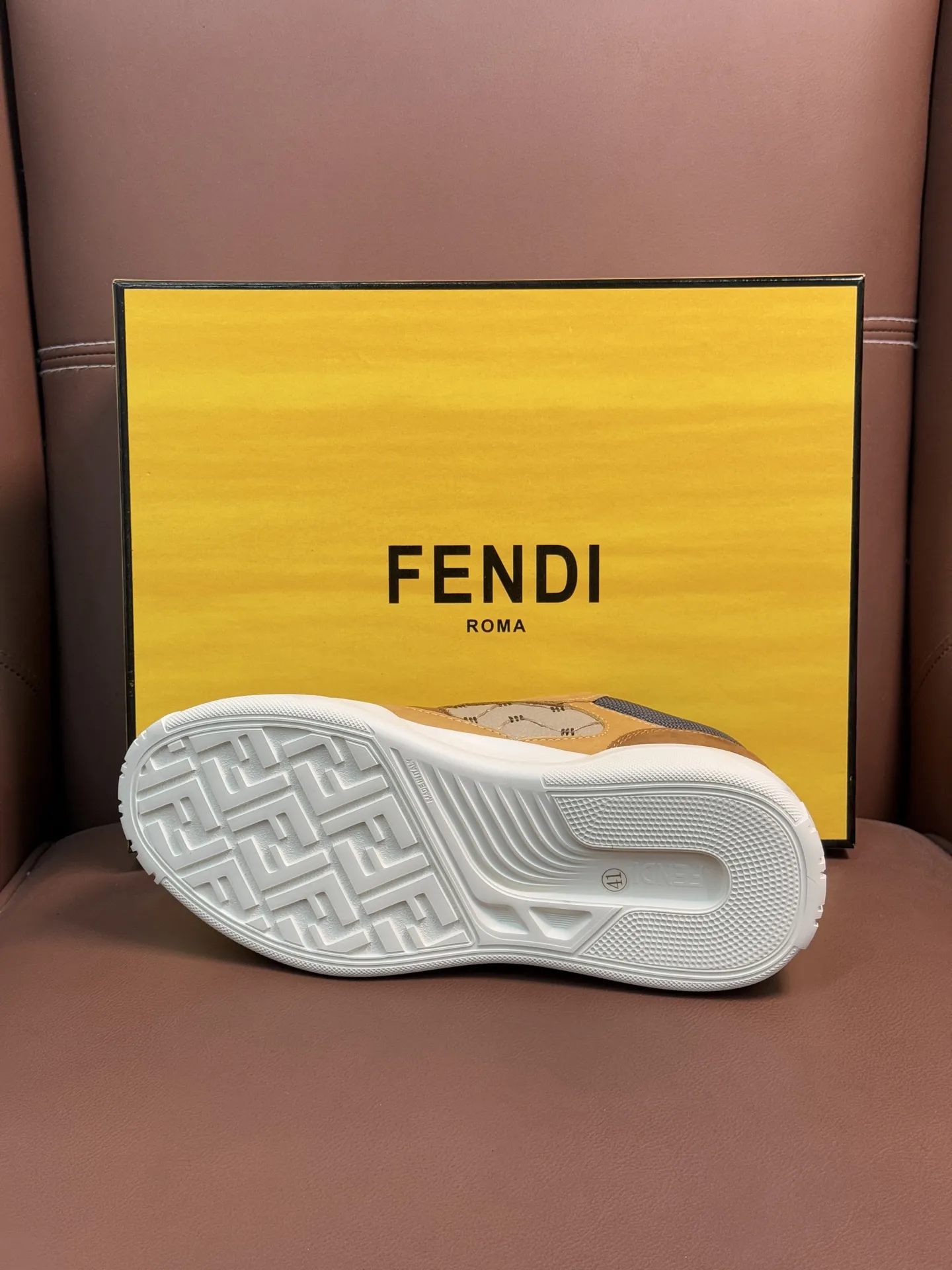 💰400【FENDI】芬迪 -高端品质 原单QQQ休闲运动鞋 -鞋面: 細纳帕小牛皮、荔纹小牛皮、鞋舌 后跟;注塑品牌logo塑胶模 -内里:品牌帆布 -大底:超轻TPR发泡•橡胶;成型大底 -超高品控•做工精细:凸显(高端•贵气•档次) -Size:39-44(38,45,可订做)