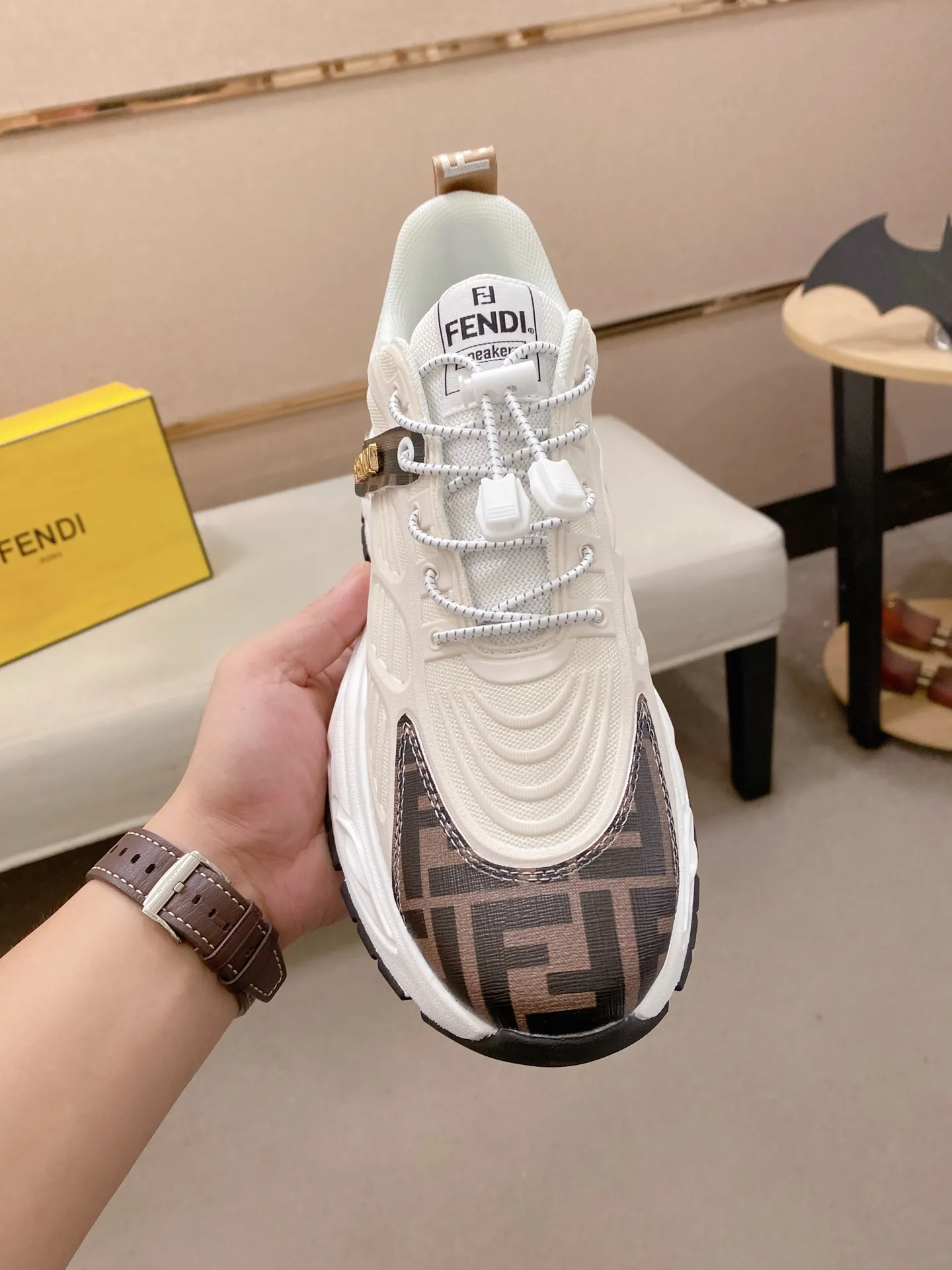 工厂价 231💰(fendi芬迪) 新款高帮👊🏻鞋面🇮🇹进口牛皮面料 🇩🇪内里进口透气网布内里 。原版大底开模,每一位男士的身份衬托,上脚大气稳重🚶🏻🚶🏻高端定制专柜原版复刻📯不管风吹雨打鞋楦不变,经得起时间的验证🔍️,🔵 码数:38-44