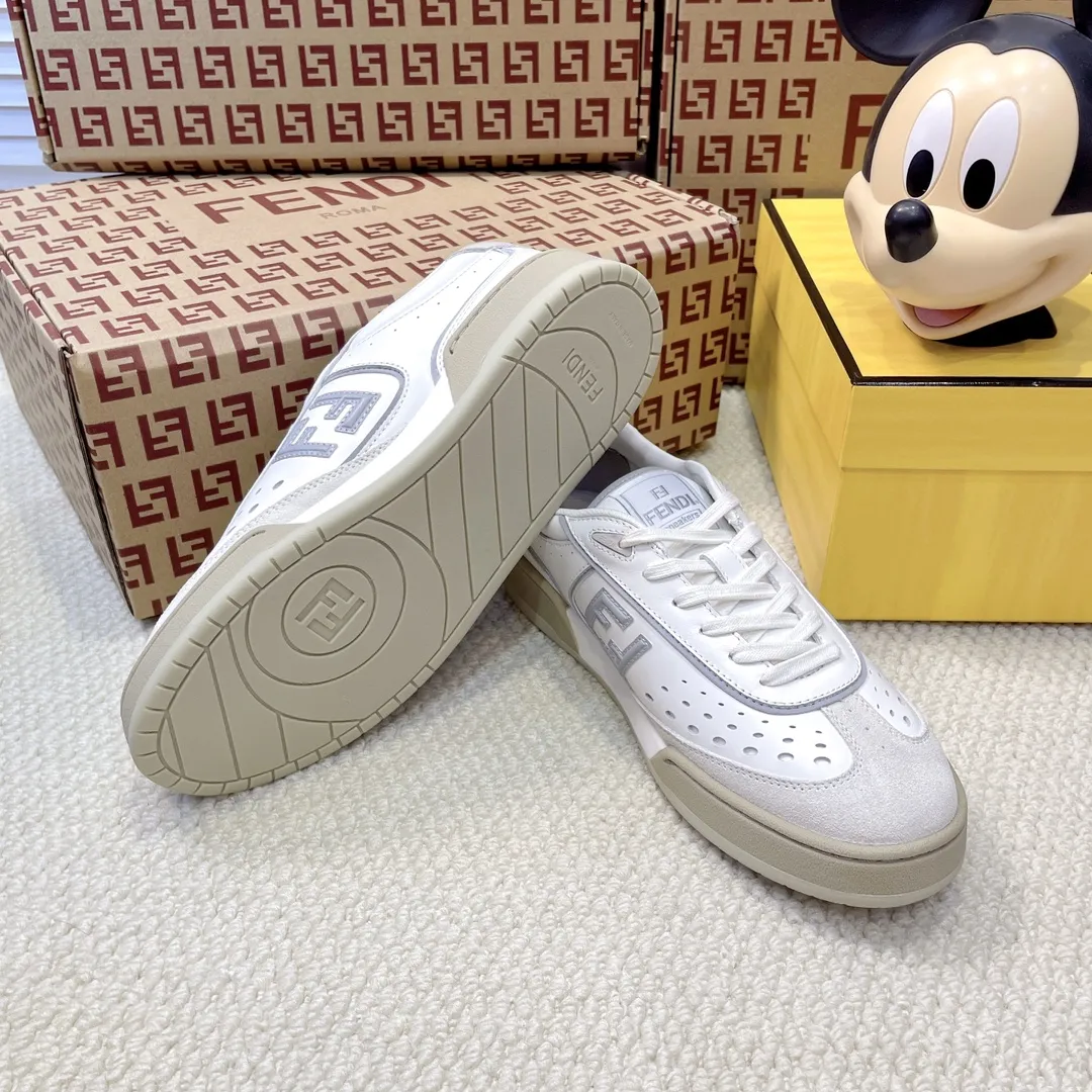 最新色系!💰320 最新版面 情侣款 Fendi芬迪2025新色系列板鞋休闲鞋 FD match 系带运动鞋 升级新款 拼接鞋面 新鲜血液注入加FF复古的设计 超好看百搭 鞋面牛皮面拼接组合 饰有小穿孔 侧面凸起的双F logo内里采用透气布里 轻便 舒适百搭 原版TPu大底 码数,女款35-40 / 男款39-44