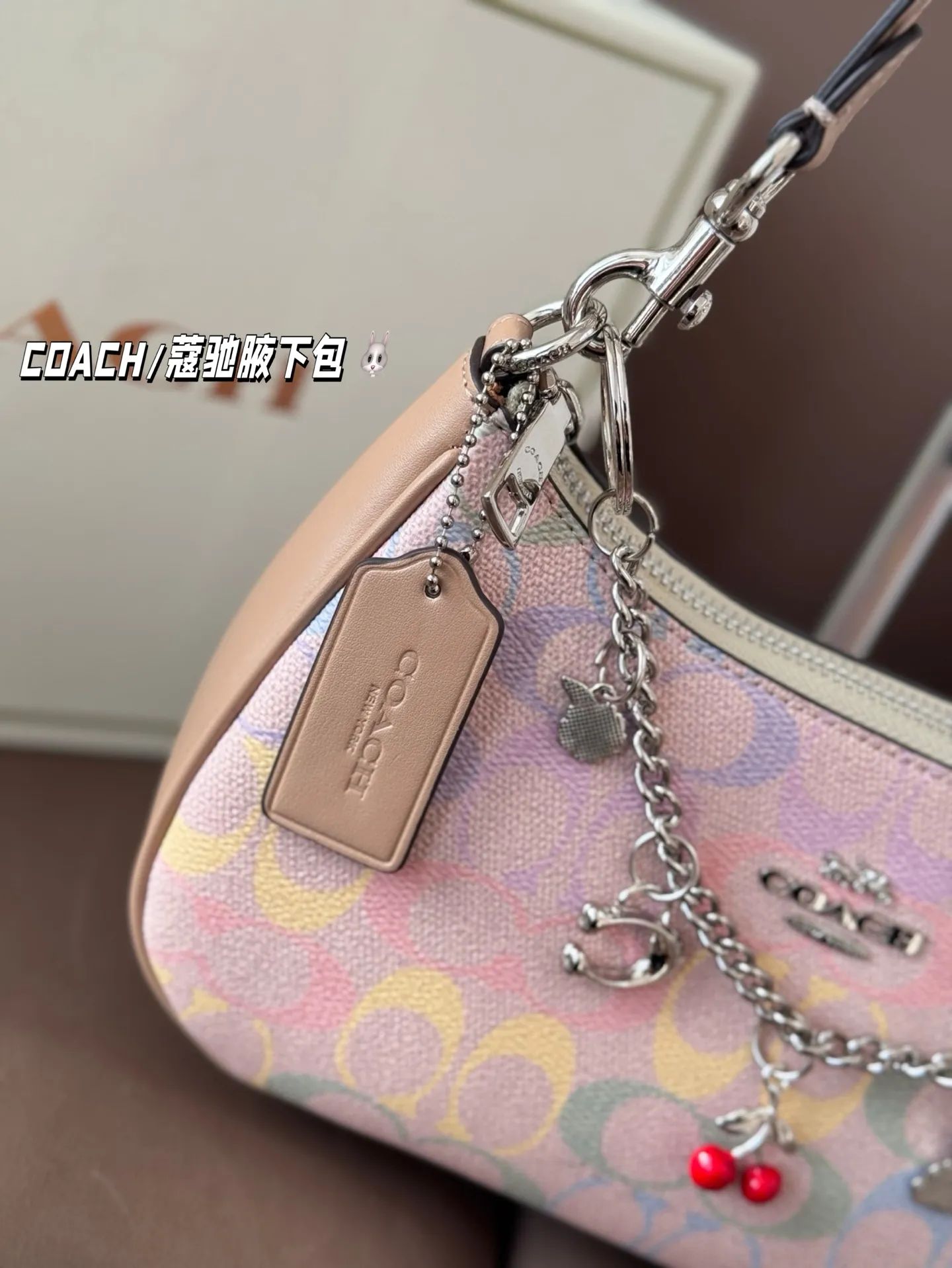 P155 配礼盒 COACH/蔻驰腋下包 单肩包斜挎包手提包购物袋 容量非常可,很实用的一款尺寸25*13