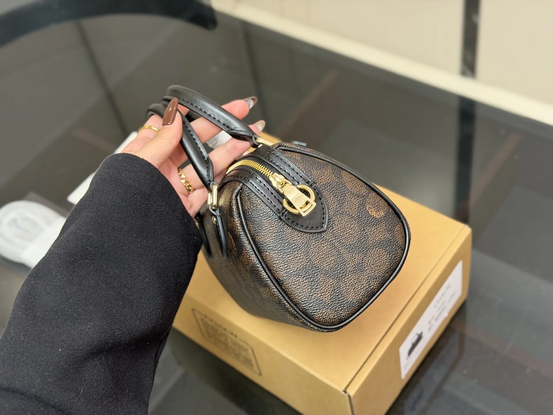 ¥175 (全套包装) size:18*12cm 蔻驰 迷你枕头包/新品 超级可爱的迷你波士顿 经典的小号的 Size 小小的身体,大大的容量! 渠道货很难得哦! 搜索🔍coach 枕头包