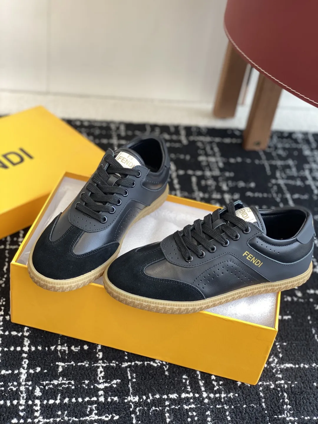 代购级💰250 Fendi芬迪 25ss 春夏新款 德训鞋 原版购入开发 做货 设计师Kim Jones打造的首款运动鞋fendi match 和LV驴牌的Trainer篮球运动鞋 鞋型差不多 添加了FF复古的设计 鞋面采用麂皮和皮革拼接组合 侧面凸起的双F logo内里采用毛巾绒里 上脚超级柔软 轻便 舒适搭配卫衣 少年感满满 鞋面:原版定制进口牛皮/牛仔布内里垫脚:进口定制羊皮 鞋底:橡胶大底 Size:#35-41(40 定做不退换)