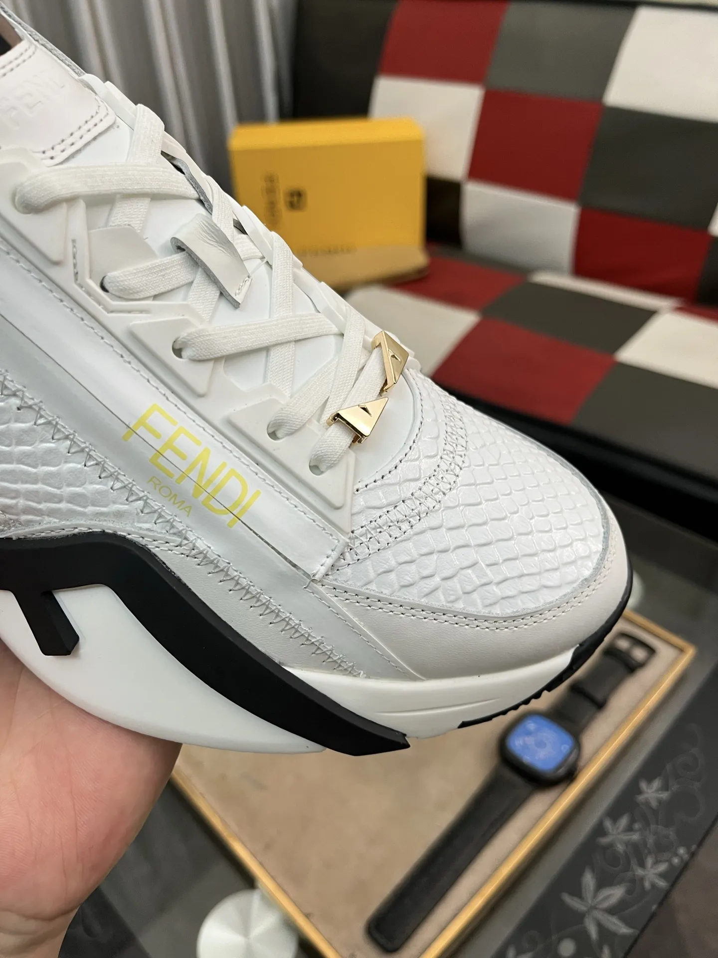 出厂价:290⌚️⌚️【FENDI】芬迪高帮经典舒适男士,这款复杂的运动鞋是由柔软的小牛皮➕真皮内里➕原版超轻橡胶材质粗纹大底 这种独特的轻薄风格适合这个季节的随意而精致的感性,上脚舒适自然 秋冬休闲出行日常款!38−444️⃣色可选