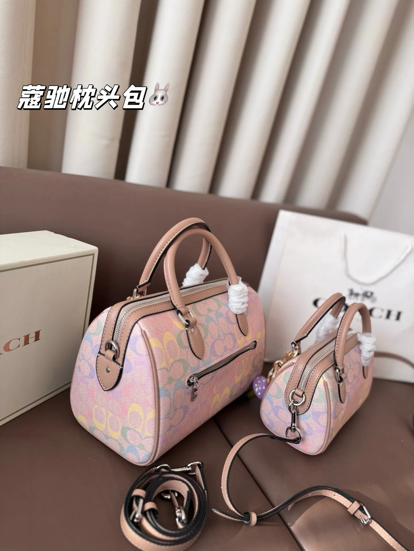 大号P180 小号P160 礼盒🎁（带挂件） 蔻驰枕头包出货 专柜同步 最新款 ❤️❤️🔥超级实用的款式 手提 斜挎多用款 原版电镀五金带logo 超级大牌 内衬logo‼️时尚百搭款式 不挑年龄段 喜欢的抓紧自留啦 尺寸：大25*17 小17*12