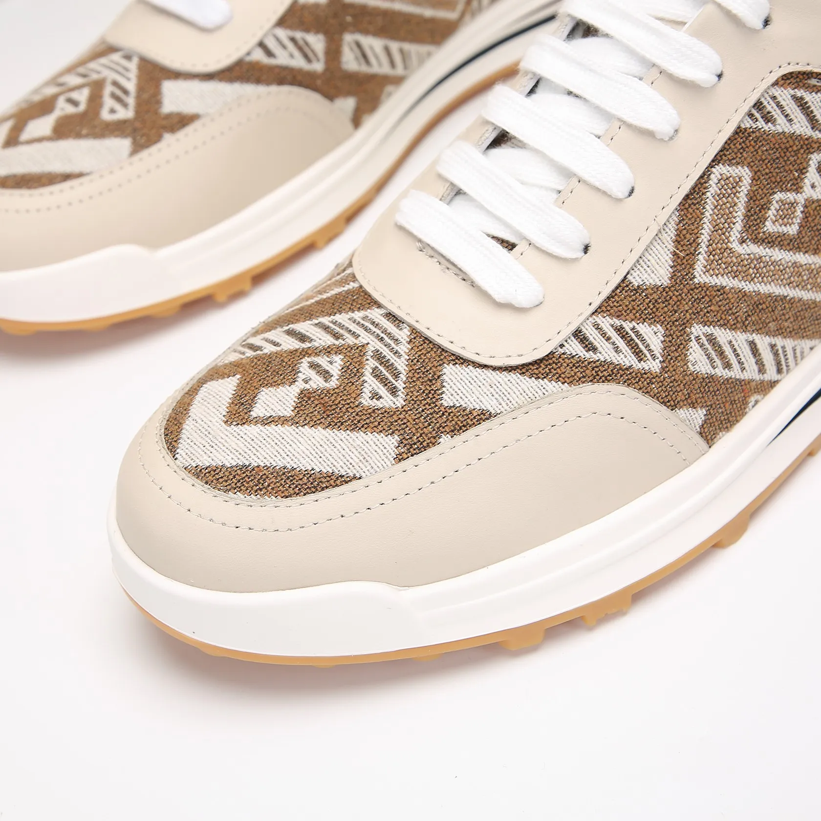 工厂批190💰全高羊档里 请准认高质量👍最新款FENDI芬迪👍 官网全首球发🔥 💋👟品芬牌迪 玫瑰](高端货) 💋👟级别：原版，[强] 💋👟材质：意大原利版头层色彩小牛皮配洲欧顶级羊皮内里👍 💋👟码数：38-45[胜利] 💋👟工艺：原工版艺[拳头] 💋👟颜色：二色 ，[爱心] 💋👟款式：最新款 🎉 💋👟供应：长供期货,永继不货[嘴唇]