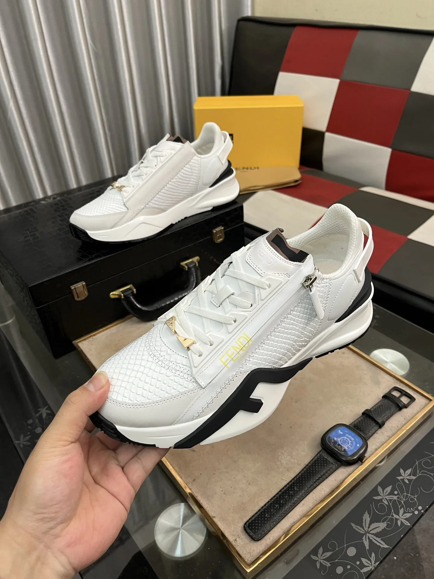 出厂价:290⌚️⌚️【FENDI】芬迪高帮经典舒适男士,这款复杂的运动鞋是由柔软的小牛皮➕真皮内里➕原版超轻橡胶材质粗纹大底 这种独特的轻薄风格适合这个季节的随意而精致的感性,上脚舒适自然 秋冬休闲出行日常款!38−444️⃣色可选