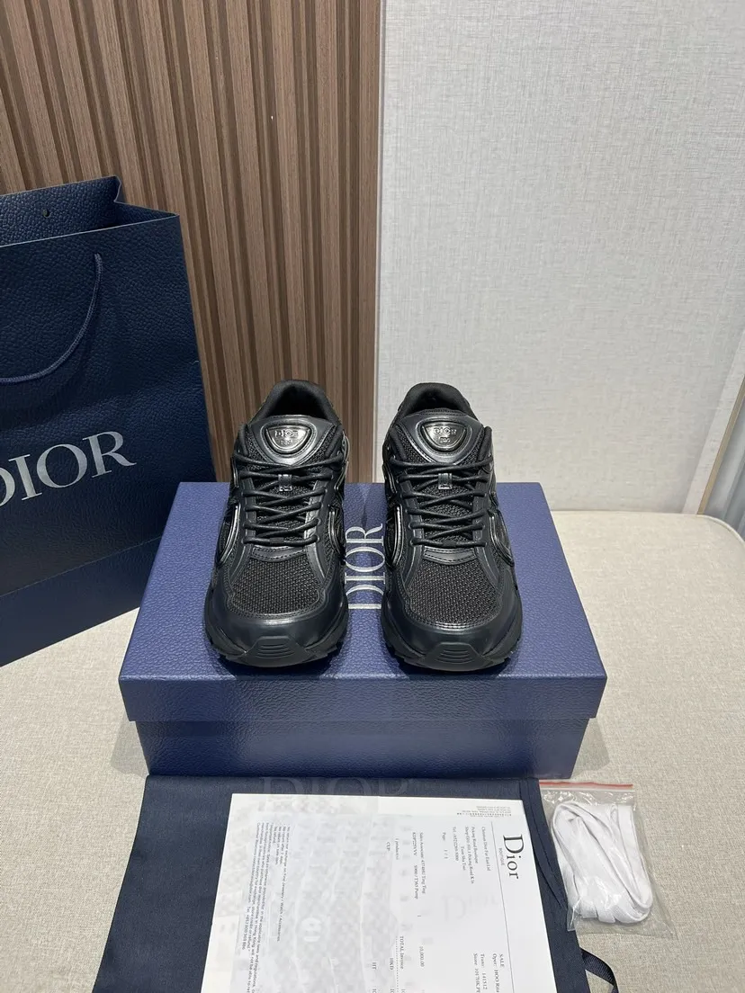 p280🌍🌏🌎顶级版本B30 Countdown 运动鞋是 D别具一格的经典新品,时尚而富有运动风范。重新设计的款式采用海军蓝色绒面革等材质精心制作,饰以 CD30 标志提升格调,彰显摩登风尚与别致美感。鞋舌和后侧饰以银色调 D B30 和 CD30 标志。轻盈的纹理效果橡胶外底突显众多经典细节,内部弹力设计,打造理想的舒适效果。可与各式休闲单品搭配,打造精致造型。 ▪️帮面材质:织物、牛剖层革(装饰物及装饰线除外) ▪️侧面和后侧饰以 CD30 标志 ▪️鞋舌饰以 D B30 标志 ▪️内部弹力饰带设计,稳定贴合 ▪️白色轻盈纹理橡胶外底搭配 Dior 标志和黑色饰边 ▪️双色鞋底点缀以 Dio、CD30 和 B30 标志 ▪️底厚:3.5CM ▪️Size:女码35-40男码39-47(47定做不退换)