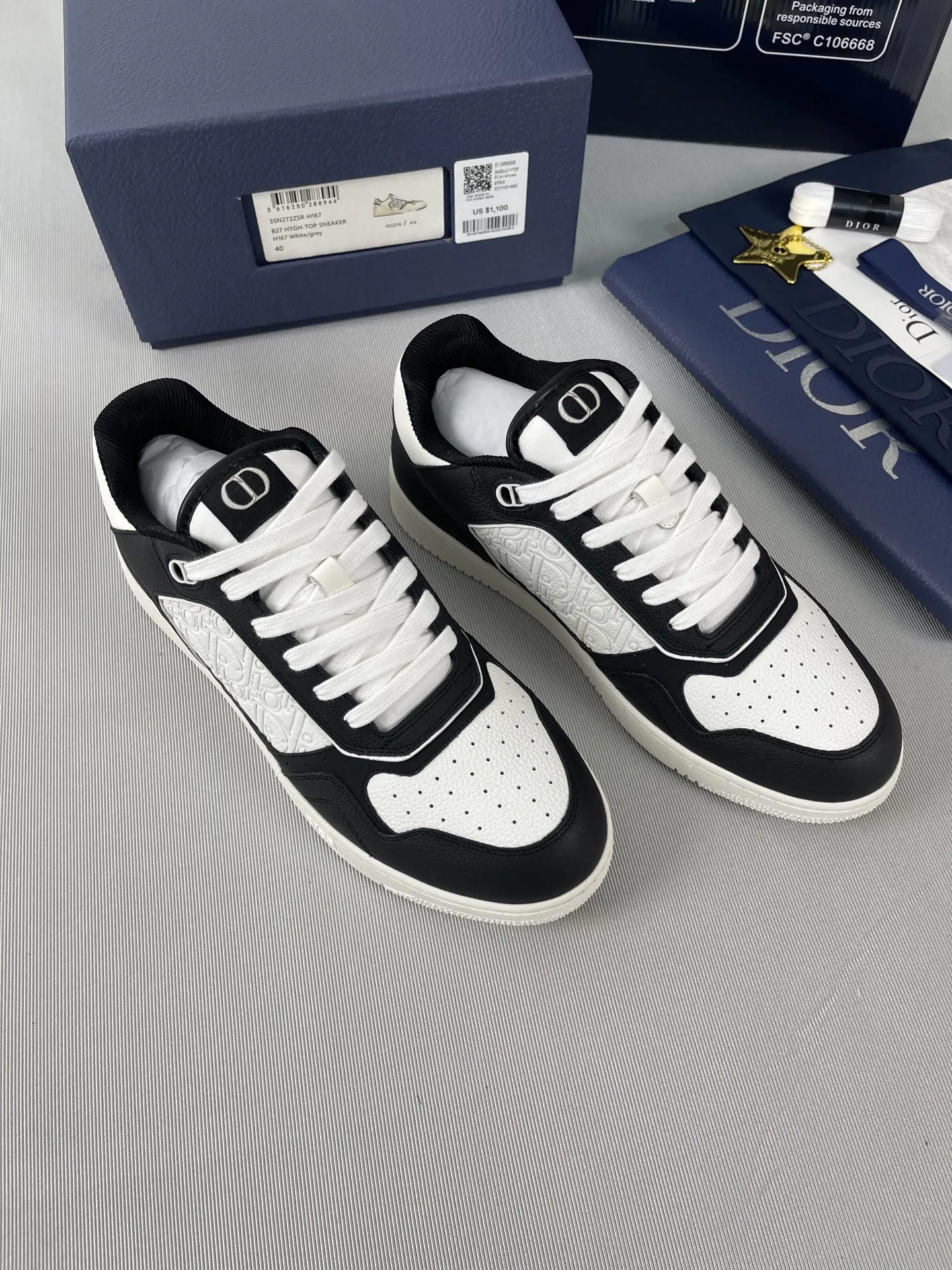 Dior『迪奥』2025超🔥B27升级版新款运动鞋👫情侣鞋。高版本1:1 采用油边套楦工艺,面料进口头层牛皮+高科技面料,内里牛皮+定制里布。TPU原版刻复大底。高底帮齐出30多色 码数:女35-42 男38-45 出厂价底p270💰 欢迎各位老总比货……