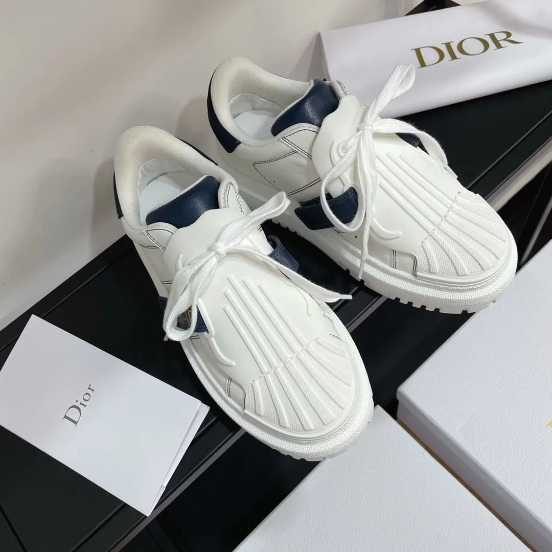 💰女p240 男p250 Dior&mdash;&mdash;专柜最新同步款贝壳头小白鞋/运动鞋 可以说是运动鞋里的另一种清流，贝壳头设计一点都不会笨重，反而是立体的视觉感与复古的时尚感⚠ 最近这款超级火🔥🔥胶片与皮革的融合，青春动感时髦，贝壳头超级有型，鞋底4cm增高效果完美&hellip;&hellip; TPU贝壳胶片+牛皮面料，透气网纱内里，4cm原版底，注塑乳胶牛皮垫，外侧点胶立体金属Logo字母&hellip;&hellip; 码数35&mdash;41正码 原版高端包装