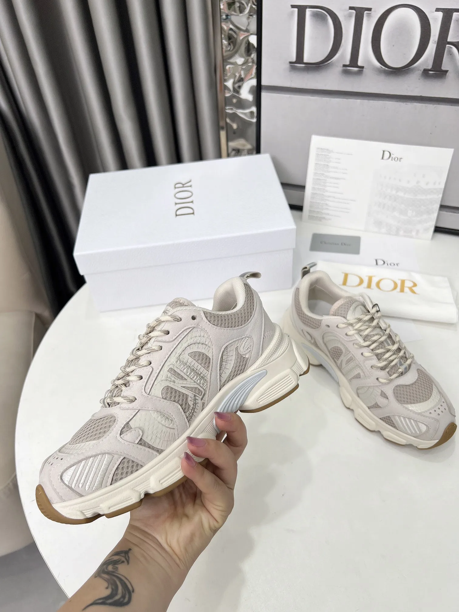 工厂价250 官网新色同步更新 这款 Dior Chrono 运动鞋以Dior的高订风格重新演绎跑步鞋。米色网眼织物搭配同色调绒面牛皮革镶片，侧面的CD 标志、鞋舌上的星星补丁和鞋跟的Dior标志，诸多经典细节彰显格调。采用双色鞋带，轻盈鞋底搭配星星图案，可全年打造休闲造型。 价格：P 码数：女码35-41（35/42可定做） 男码40-46（男款打版中） 颜色：白、粉、金、银