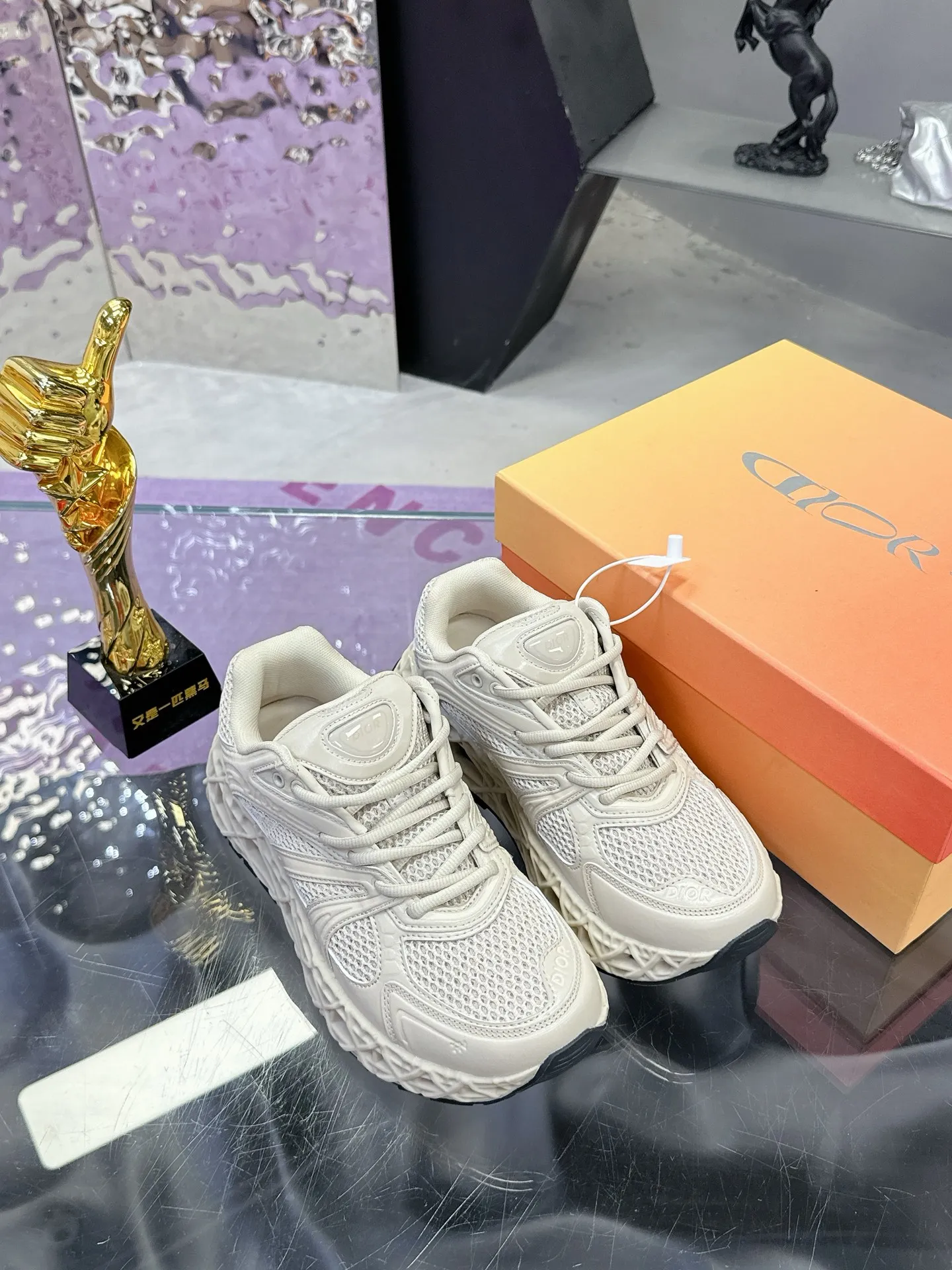 工厂价:370(代购版👍) 迪奥Dior25新款低帮运动鞋,采用进口网眼织物精心制作,搭配曲纹藤格纹注塑橡胶提升格调,全新演绎经典图案,彰显未来主义的风格。鞋舌和正面饰以Dior标志,孔眼突显徒步鞋的风格 CD Diamond抽绳彰显科技魅力。纹理凹口厚底采用橡胶精心制作,提供理想的抓地力,加固鞋跟缔造舒适非凡的穿着体验。可与运动服饰和休闲装扮搭配,打造精致造型。 Size: 39-44 (45定制)