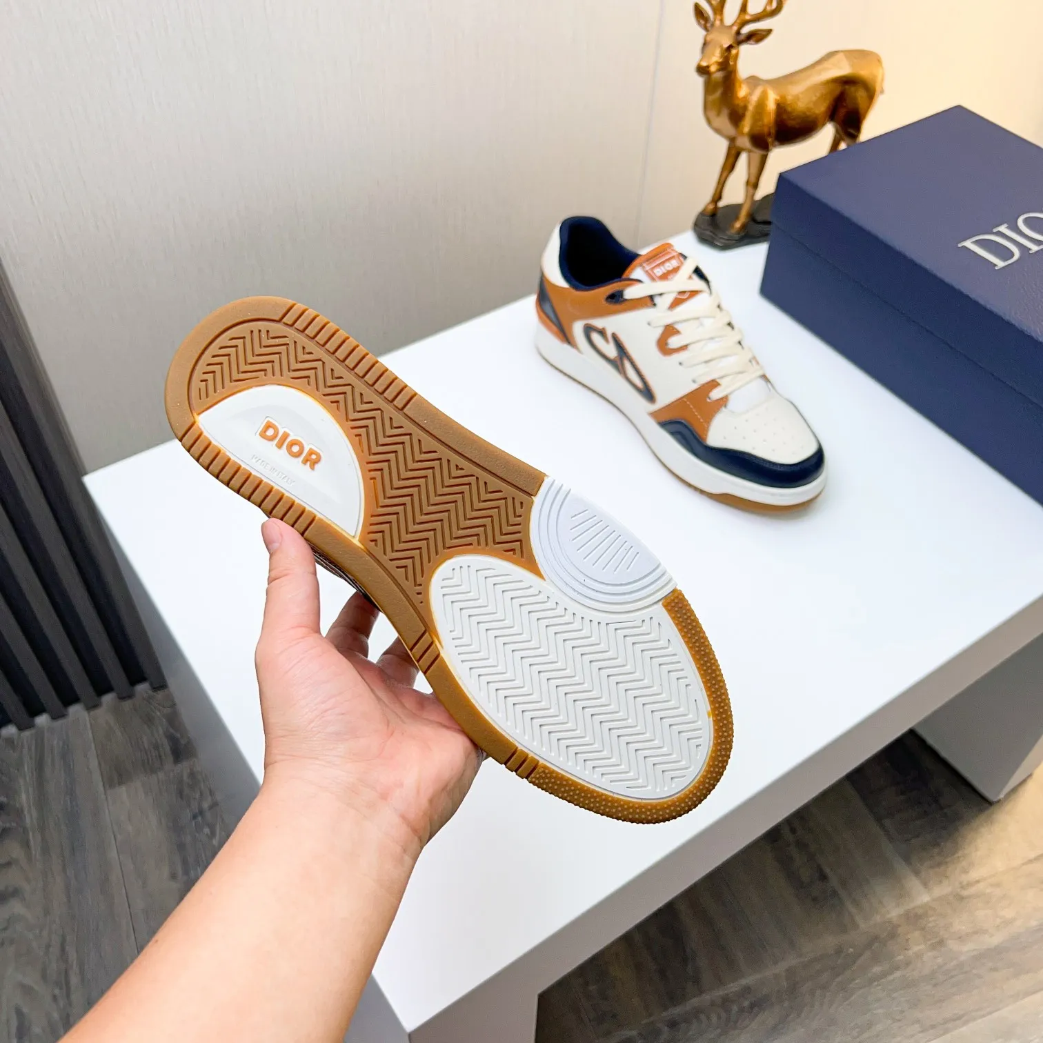 P210B57低帮运动鞋2025春季男装系列新品上市[庆祝][庆祝][庆祝]，重新诠释篮球鞋设计，成为Dior的经典单品[强][强][强]，采用黑色和奶油白色光滑牛皮精心制作，搭配米色绒面革，侧面展示皮革CD标志，鞋舌、鞋底和后侧饰以各种特色细节提升格调[666][666]，而孔眼细节、缉面线和橡胶镶片更是突显其运劲风格的动感魅力[强][强][强]，带有双色橡胶鞋底，可搭配各色服饰，打造精致造型，码数:38一45