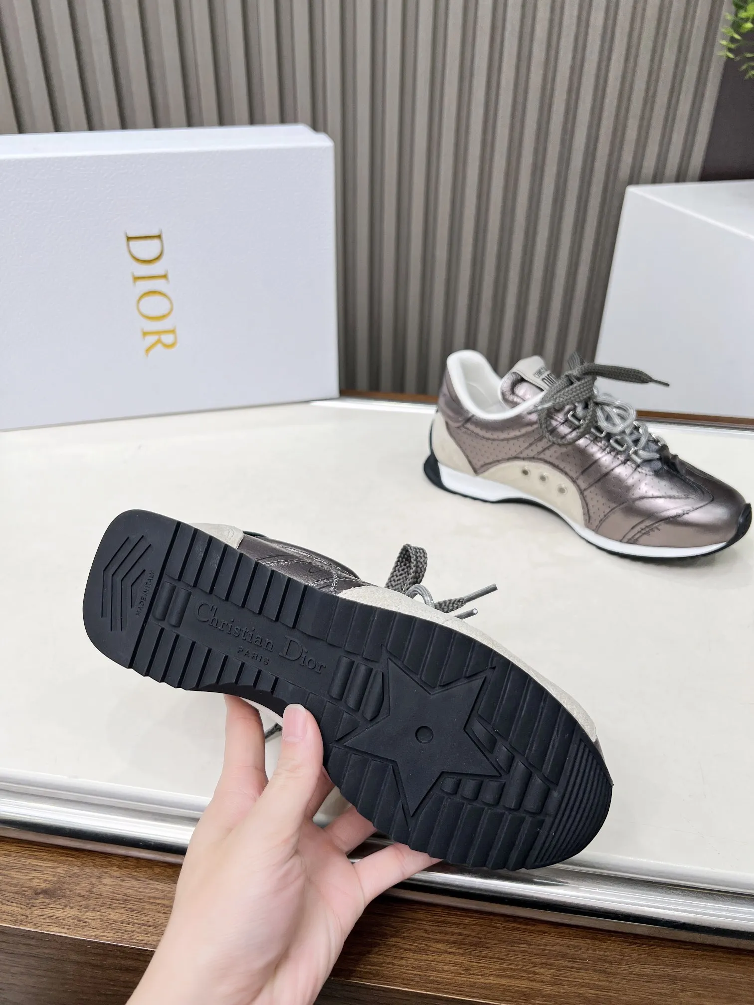 p270 这款 D-Sketch运动鞋是二零二五春夏成衣系列新品,彰显经典的复古美学。采用金色调褶皱羊皮革和金色调叠层牛皮革等材质精心制作,饰以灵感源自鞋履制作阶段的印花标志,搭配米色绒面牛皮革镶片和双鞋带。侧面饰以手写风格的Christian Dior Paris标志,鞋跟和鞋舌点缀以Christian Dior Paris 标志镶片和标牌。搭配双色纤薄橡胶鞋底更显精致,可为各式休闲造型增添高订气质。 码数:35~41(男款打板中) 颜色:黑 白 金 银