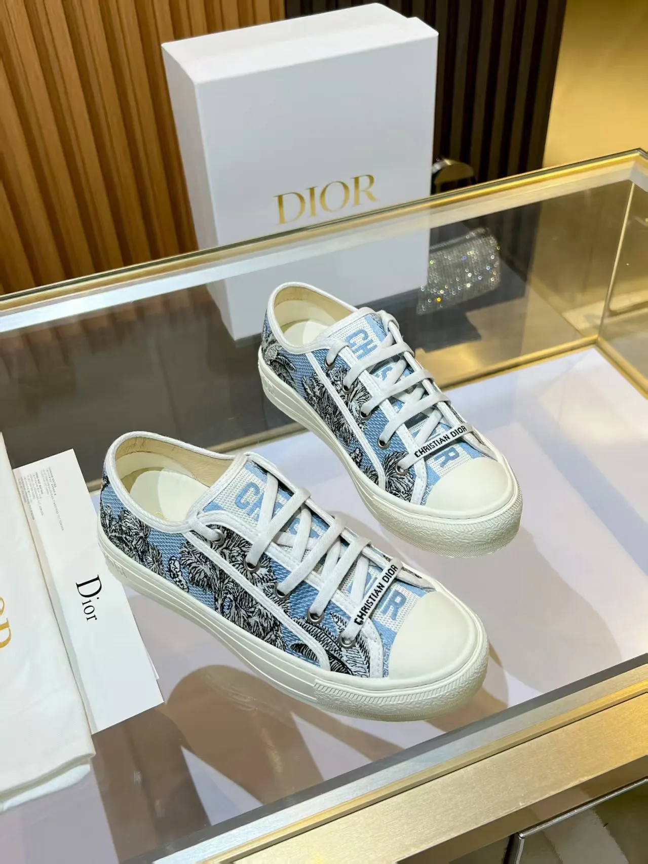 P230 上新啦 🔥🔥DIOR（迪奥）Dioriviera Walk'n'Dior 运动鞋，采用太空蓝和白色棉质刺绣 Palms 茹伊印花设计 在时尚的舞台上，Dior刺绣鞋是当之无愧的主角。细腻的针法游走于鞋面，每一针都倾注了匠人的心血，每一线都编织着艺术的诗篇。从繁复的花卉图案到灵动的几何纹理，刺绣如同赋予鞋子生命的魔法，让它在静态中也能展现出动态的美感。 穿上Dior刺绣鞋，仿佛踏入了一个充满艺术气息的梦幻世界。它不仅是一双鞋，更是一件行走的艺术品，将时尚与文化完美融合。无论是漫步在繁华的都市街头，还是出席重要的社交场合，Dior刺绣鞋都能为你的造型增添独特的魅力，成为众人瞩目的焦点。 选择Dior刺绣鞋，就是选择一种对品质的执着追求，对时尚的独特理解。让它陪伴你走过每一个精彩瞬间，留下属于你的时尚印记。 材质：内里羊皮 垫脚 丝绸牛皮 码数 35-41 跟高 3.5cm