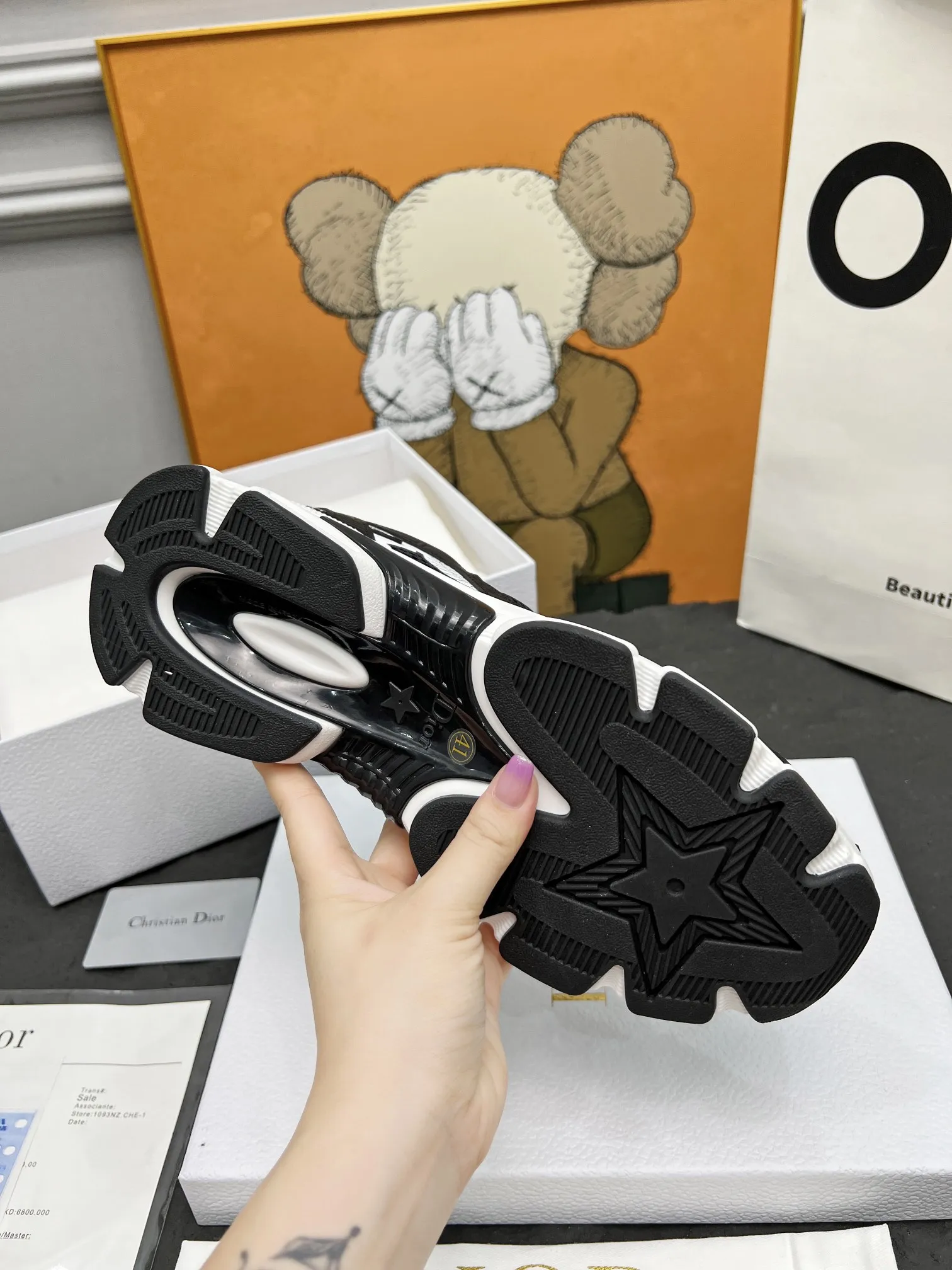 p250 这款 Dior Chrono 运动鞋是二零二四秋季新品,以 Dior 的高订风格重新演绎跑步鞋。白色网眼织物搭配裸色和银色调层压皮革效果镶片,两侧的 CD 标志、鞋舌上的星星补丁和鞋跟的 Dior 标志,诸多细节彰显格调。采用双色鞋带,轻盈鞋底搭配星星装饰,可全年打造休闲造型。 码数:女码35-41(35/42可定做) 男码40-46(男款打版中) 颜色:白、粉、金、银