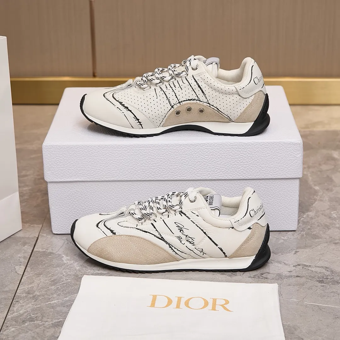 p300 迪奥 / Dior D-Sketch 运动鞋 男女35-45 白色尼龙和牛皮革 这款 D-Sketch 运动鞋于迪奥二零二五春夏成衣系列发布秀精彩亮相，彰显经典的复古美学。采用白色尼龙和牛皮革精心制作，饰以灵感源自鞋履制作阶段的印花标志，搭配米色绒面牛皮革镶片和双鞋带。侧面饰以手写风格的 Christian Dior Paris 标志，鞋跟和鞋舌点缀以 Christian Dior Paris 标志镶片和标牌。搭配双色纤薄橡胶鞋底更显精致，可为各式休闲造型增添高订气质。 帮面材质：牛皮革，牛剖层革，织物 装饰物及装饰线除外 侧面、鞋舌和鞋跟饰以 Christian Dior Paris 标志 双色纤薄橡胶鞋底饰以 Christian Dior 的幸运星符号
