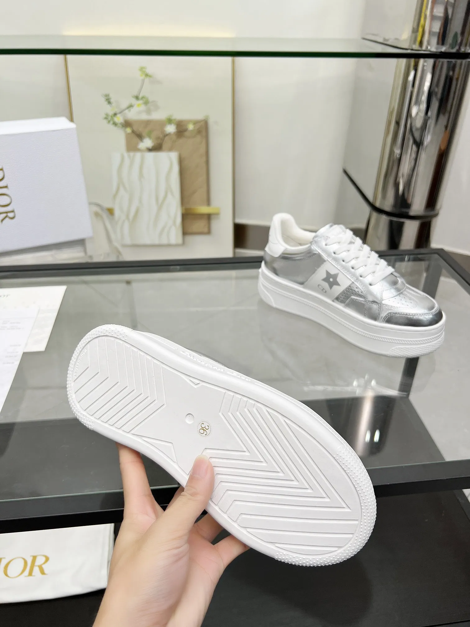p230 [庆祝]迪家新花色官网同步更新啦 这款 Dior Star运动鞋是一款时尚单品，明星运动鞋，提高了现代风格的标志线。鞋面采用银色贴膜皮精心裁制而成，两侧则饰有银色CD签名和星星图案，彰显独特魅力。厚而超轻的标志性鞋底增高5cm，这款运动鞋一年四季都可以与休闲装搭配 码数：35-41 欢迎上图下单[玫瑰][玫瑰][玫瑰]