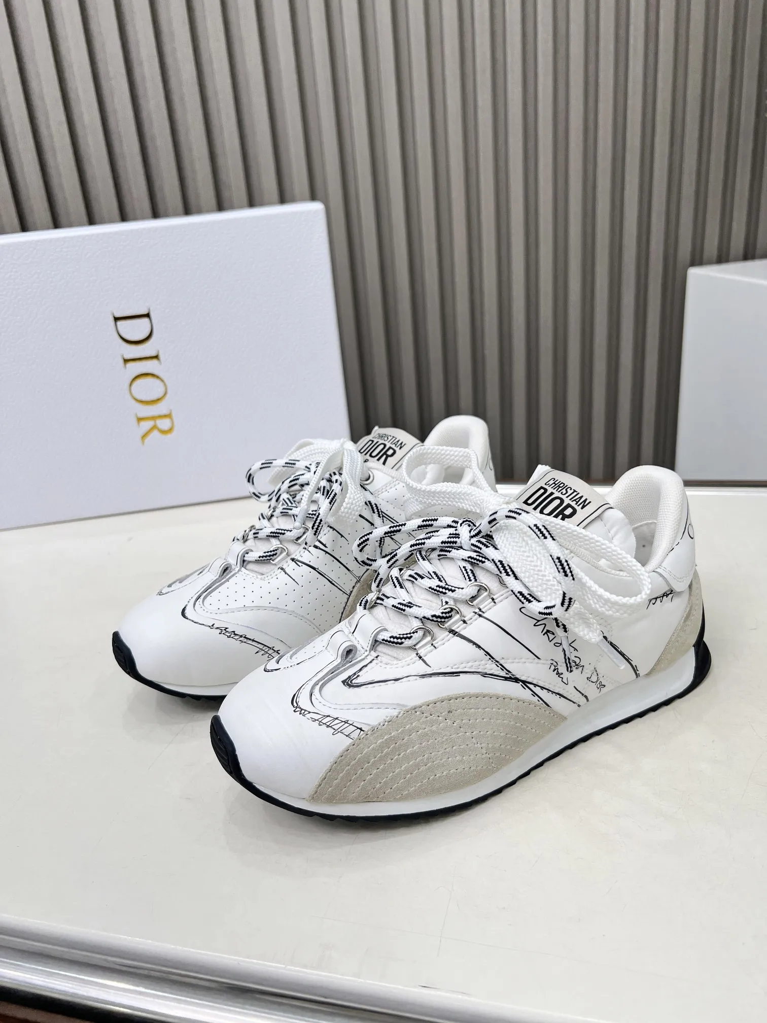 p270 这款 D-Sketch运动鞋是二零二五春夏成衣系列新品,彰显经典的复古美学。采用金色调褶皱羊皮革和金色调叠层牛皮革等材质精心制作,饰以灵感源自鞋履制作阶段的印花标志,搭配米色绒面牛皮革镶片和双鞋带。侧面饰以手写风格的Christian Dior Paris标志,鞋跟和鞋舌点缀以Christian Dior Paris 标志镶片和标牌。搭配双色纤薄橡胶鞋底更显精致,可为各式休闲造型增添高订气质。 码数:35~41(男款打板中) 颜色:黑 白 金 银