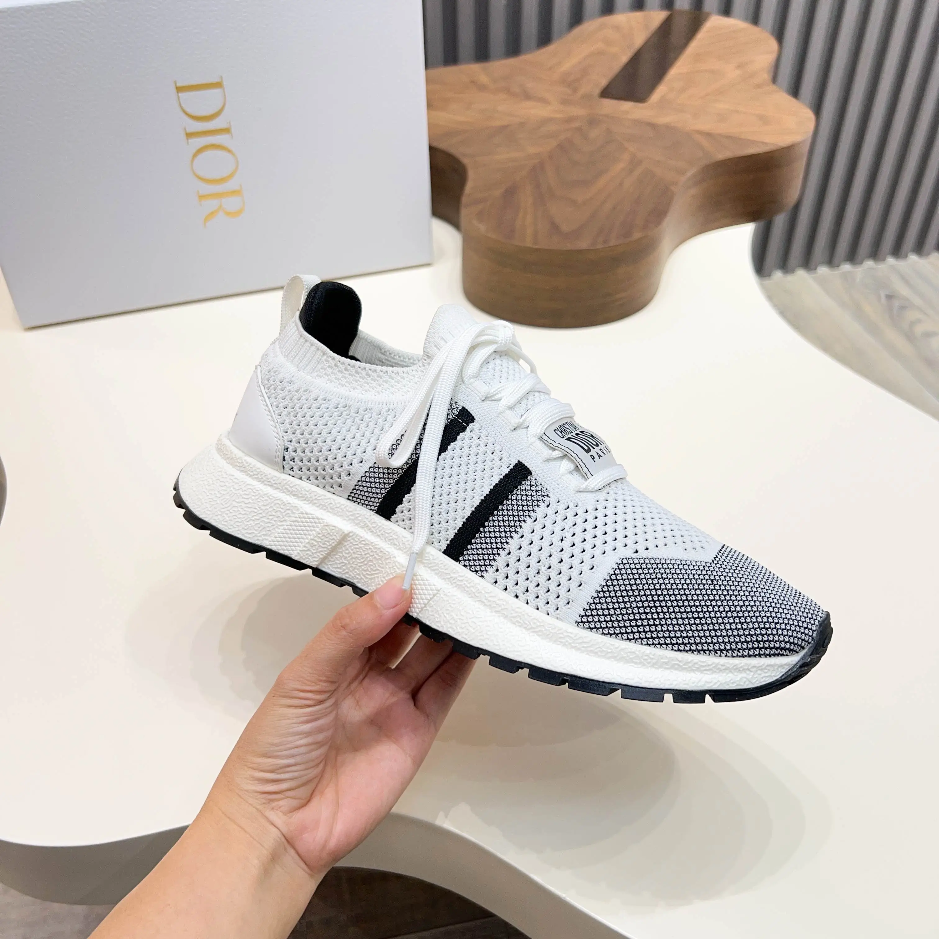 💰290 𝐂𝐡𝐫𝐢𝐬𝐭𝐢𝐚𝐧 𝐃𝐢𝐨𝐫# 迪奥飞织休闲运动鞋 柔软透气的鞋面与轻盈的纹理效果橡胶鞋底相得益彰,饰以各种经典细节,是日常造型的理想之选 可与各式休闲单品搭配,打造精致造型 底厚 :3.5CM Size:39-44(38 45定制)