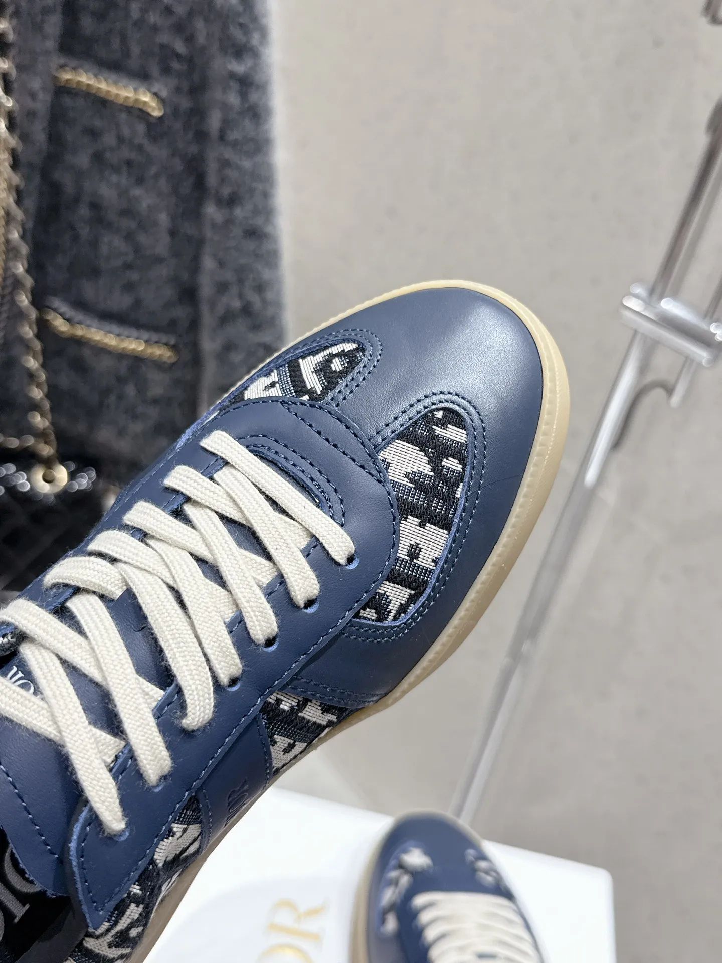 💰290 #情侣款 顶级版本 25 Dior 迪奥最新 B01系列 Matchpoint 情侣款 德训鞋 休闲 运动鞋 休闲板鞋 原版购入开发 做货 这款 B01 Matchpoint运动鞋是二零二五秋季系列新品,标志着 经典款式的回归,以时尚优雅的廓形重新诠释。采用黑色和白色光滑牛皮革精心制作,饰以灰色绒面革拼接提升格调。鞋舌和内部侧面饰以 标志,鞋后跟饰以 Icon 标志。搭配琥珀色橡胶鞋底,点缀以 标志,可与 Icons 限定系列的各式造型搭配,打造精致造型. ✔️面料 : 原版定制进口头层牛皮 ✔️内里 : 柔软进口牛皮里 ✔️鞋底 : 原版开模防滑TPU材质 ✔️Size : 35-45(女40 男45 定做不退换)