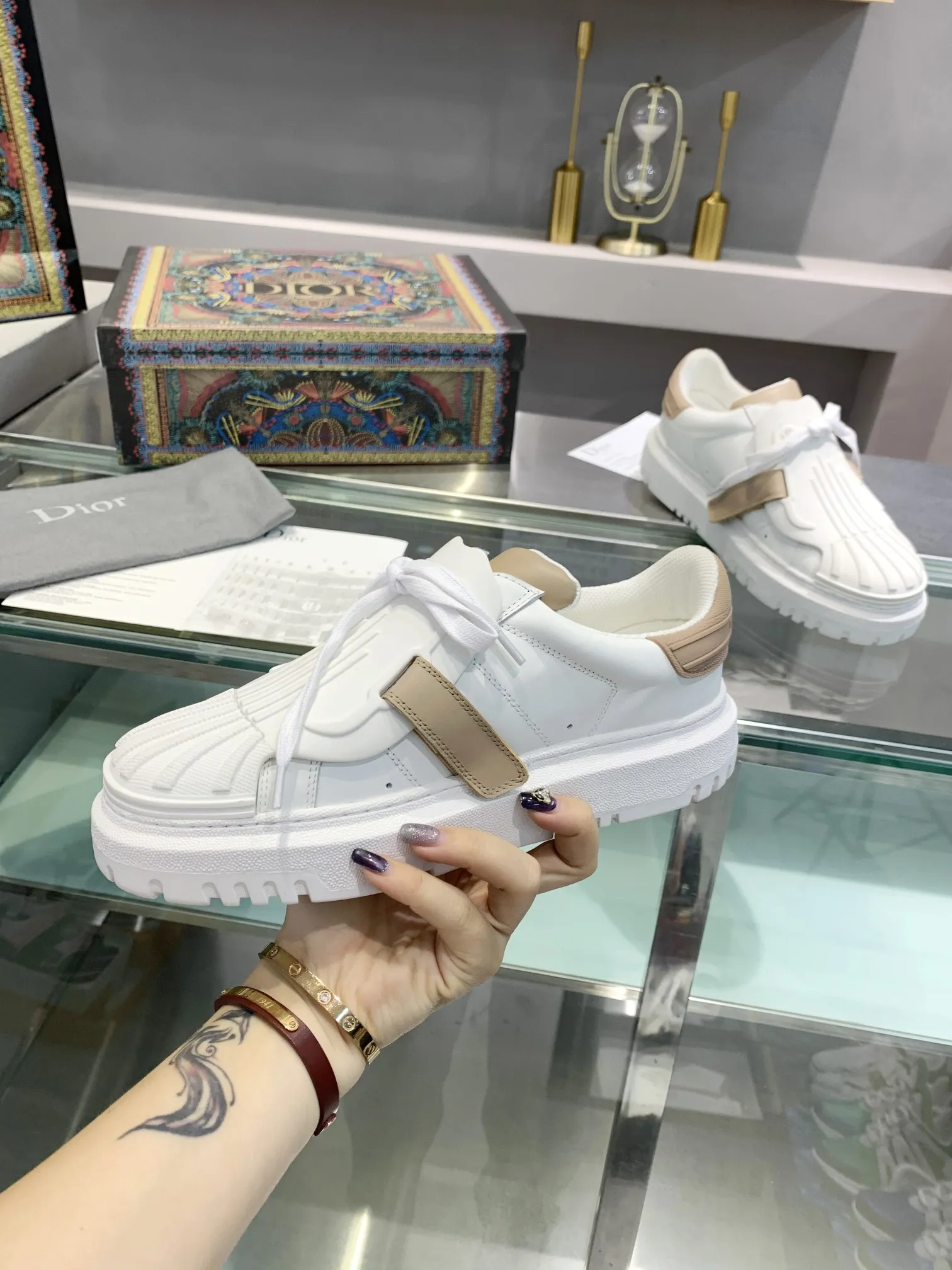 💰女p240 男p250 Dior【迪奥】火爆开启，震撼上市，2023秋冬走秀款，经典休闲运动鞋无数网红明星show，卖疯的节奏，新品的材质工艺以及设计元素更加丰富，美不胜收的版面专柜10000+，进口滴胶➕皮料的完美结合，重金打造顶级精品！ 包装：私家开模原板全套包装 颜色：十一色齐出 码数：女p55-41 男p59-45