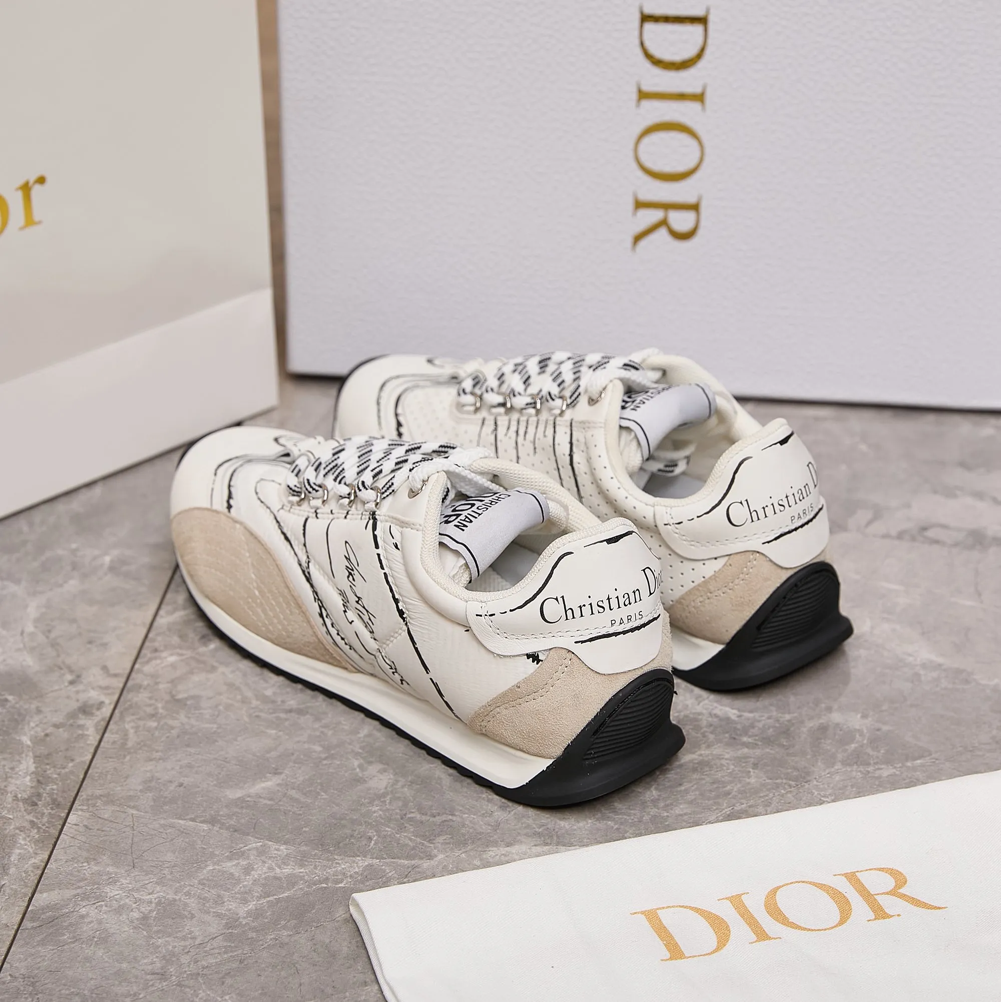 p300 迪奥 / Dior D-Sketch 运动鞋 男女35-45 白色尼龙和牛皮革 这款 D-Sketch 运动鞋于迪奥二零二五春夏成衣系列发布秀精彩亮相，彰显经典的复古美学。采用白色尼龙和牛皮革精心制作，饰以灵感源自鞋履制作阶段的印花标志，搭配米色绒面牛皮革镶片和双鞋带。侧面饰以手写风格的 Christian Dior Paris 标志，鞋跟和鞋舌点缀以 Christian Dior Paris 标志镶片和标牌。搭配双色纤薄橡胶鞋底更显精致，可为各式休闲造型增添高订气质。 帮面材质：牛皮革，牛剖层革，织物 装饰物及装饰线除外 侧面、鞋舌和鞋跟饰以 Christian Dior Paris 标志 双色纤薄橡胶鞋底饰以 Christian Dior 的幸运星符号