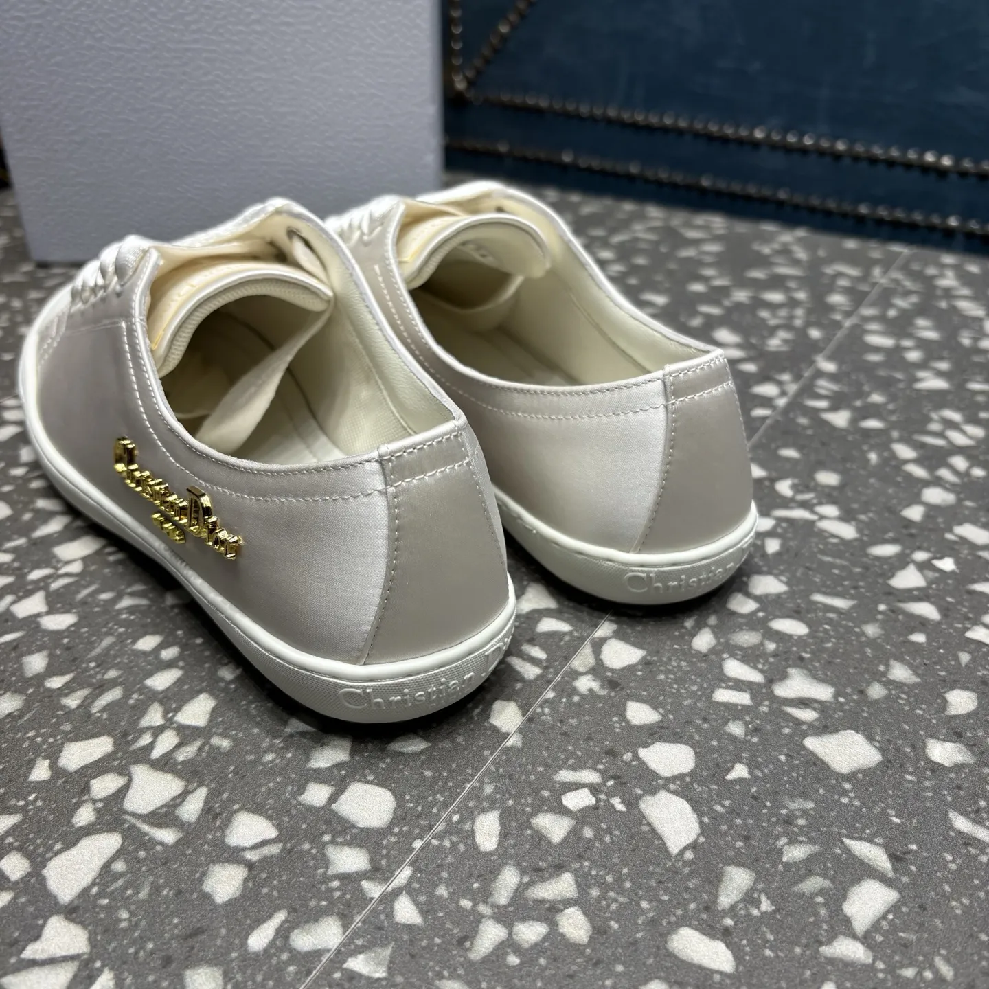 迪奥 DIOR 缎面休闲运动鞋! 面料:进口真丝 内里:原版一致 大底:TPU大底 码数:35-40码 价格:💰250