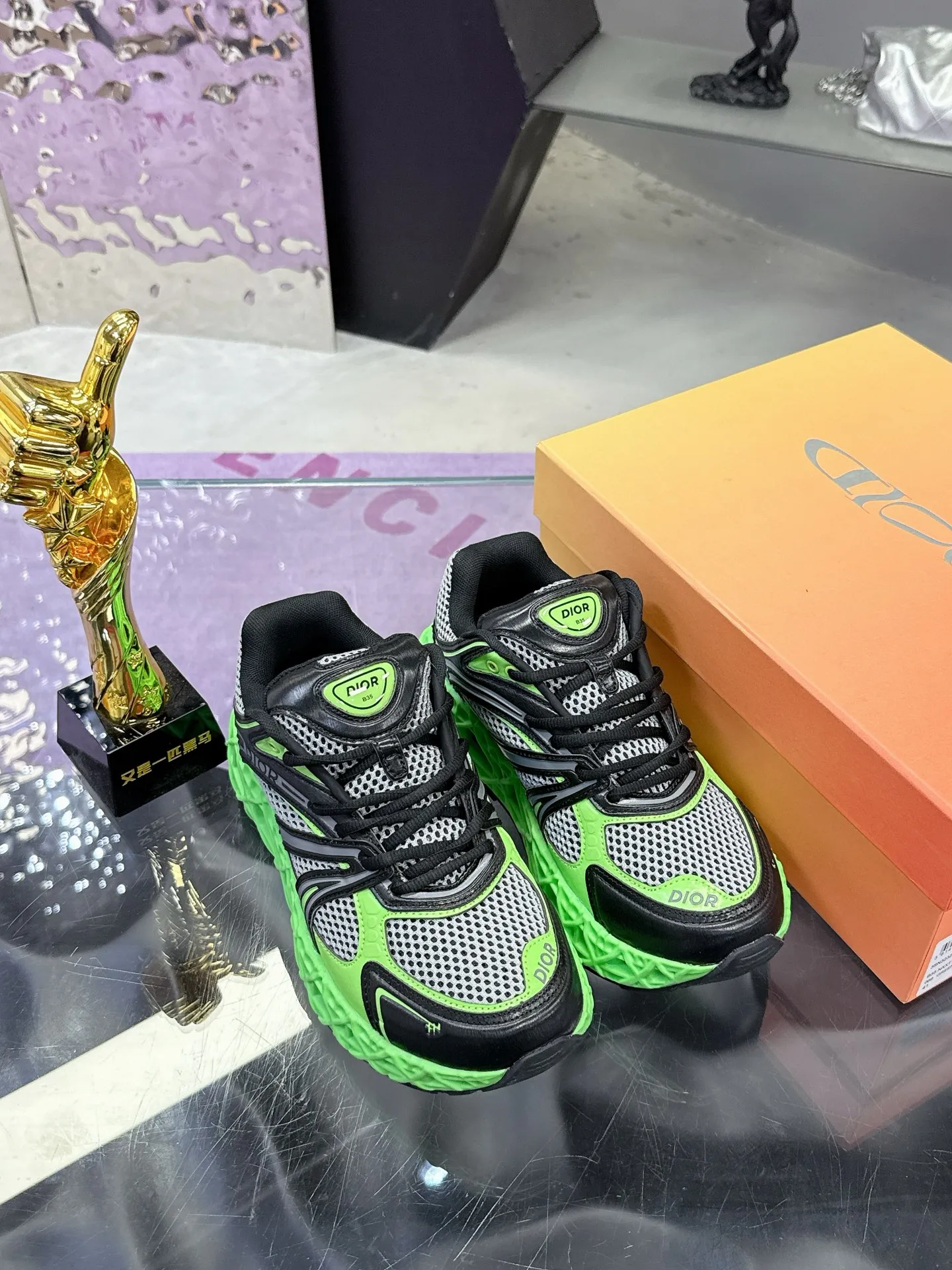 工厂价：370（代购版👍） 迪奥Dior25新款低帮运动鞋，采用进口网眼织物精心制作，搭配曲纹藤格纹注塑橡胶提升格调，全新演绎经典图案，彰显未来主义的风格。鞋舌和正面饰以Dior标志，孔眼突显徒步鞋的风格 CD Diamond抽绳彰显科技魅力。纹理凹口厚底采用橡胶精心制作，提供理想的抓地力，加固鞋跟缔造舒适非凡的穿着体验。可与运动服饰和休闲装扮搭配，打造精致造型。 Size: 39-44 （45定制）